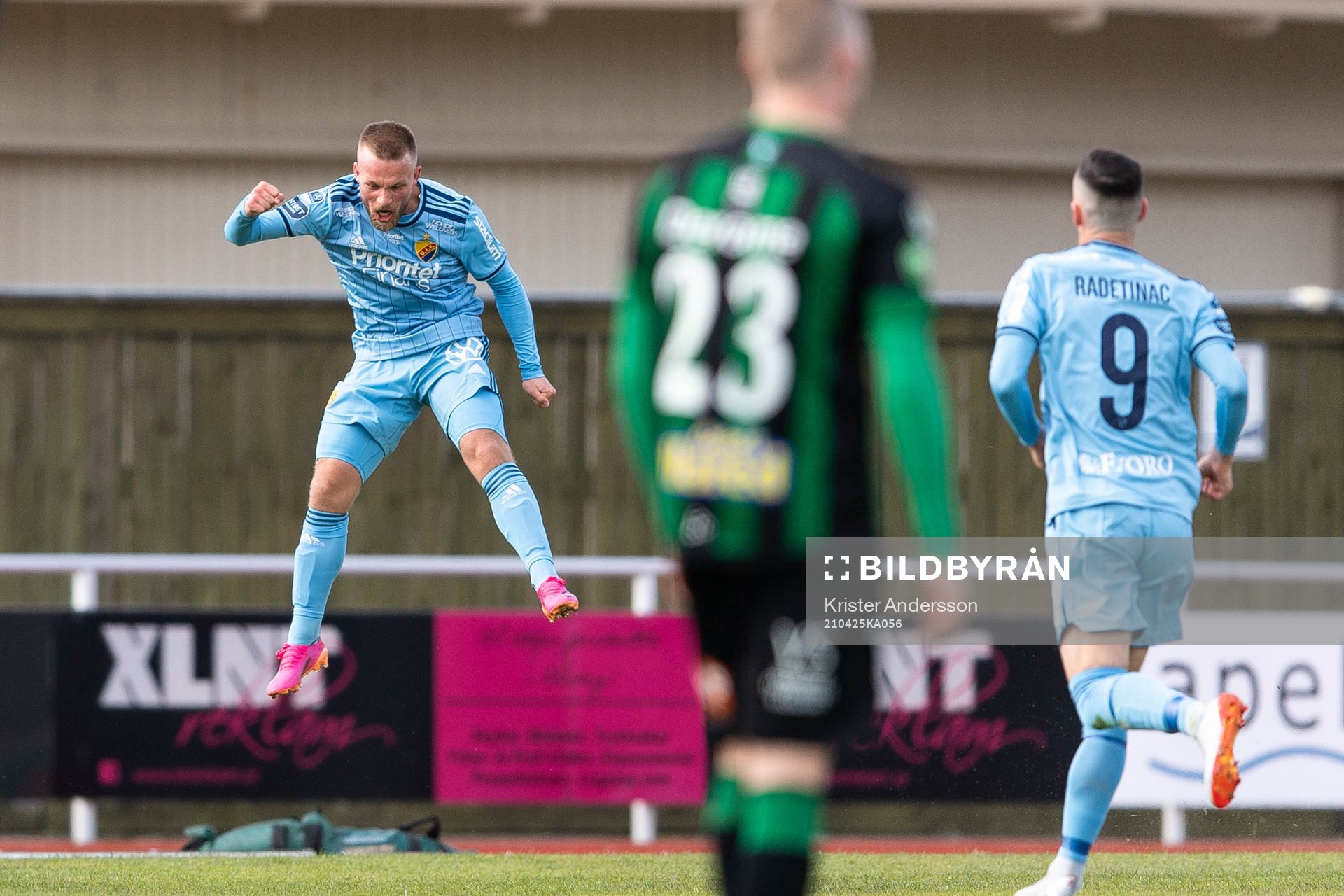 Djurgårdens Nicklas Bärkroth jublar efter 1-3 under fotbollsmatchen i Allsvenskan mellan Varberg och Djurgården den 25 april 2021 i Varberg.