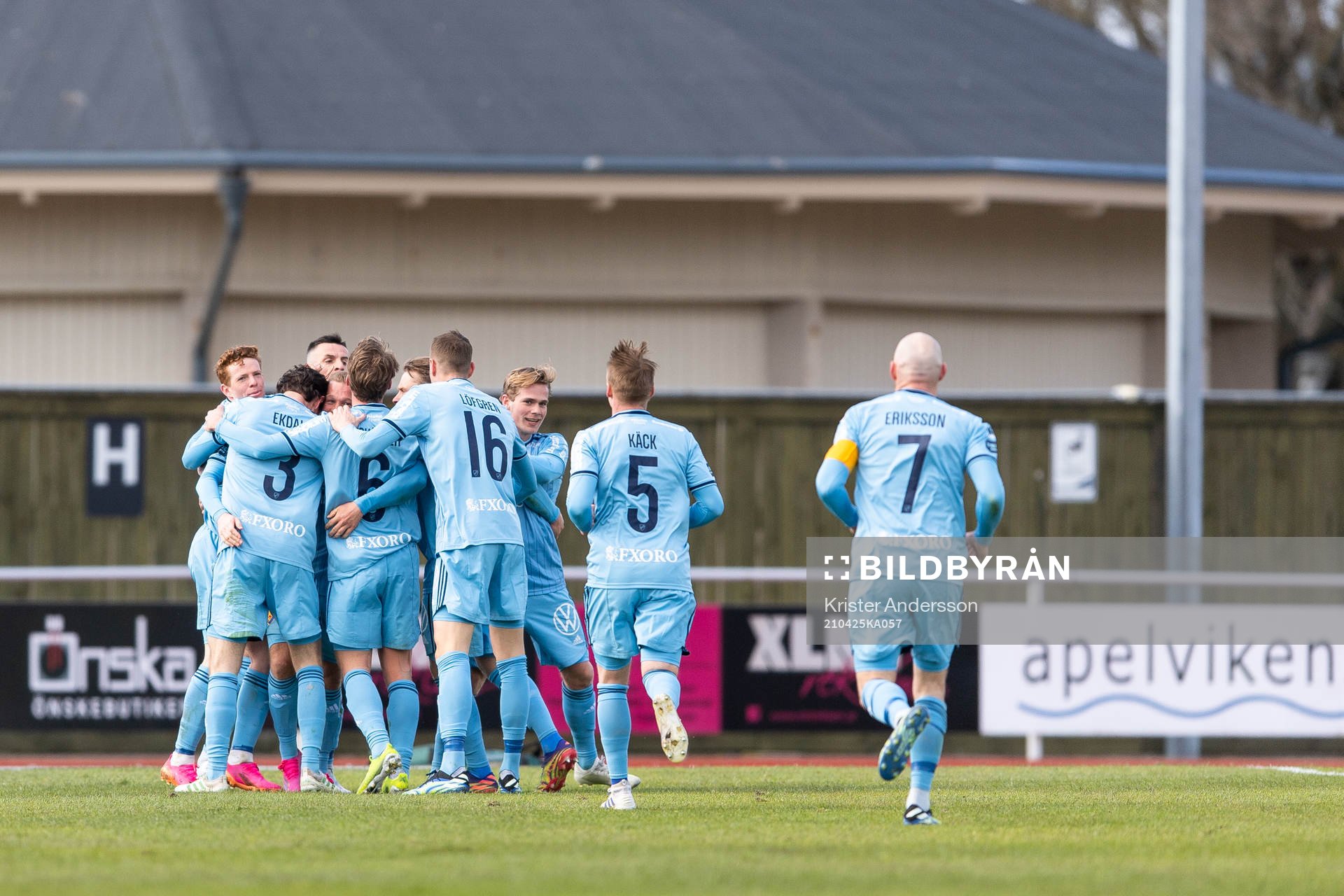 Djurgårdens spelare jublar efter 1-3 under fotbollsmatchen i Allsvenskan mellan Varberg och Djurgården den 25 april 2021 i Varberg. 