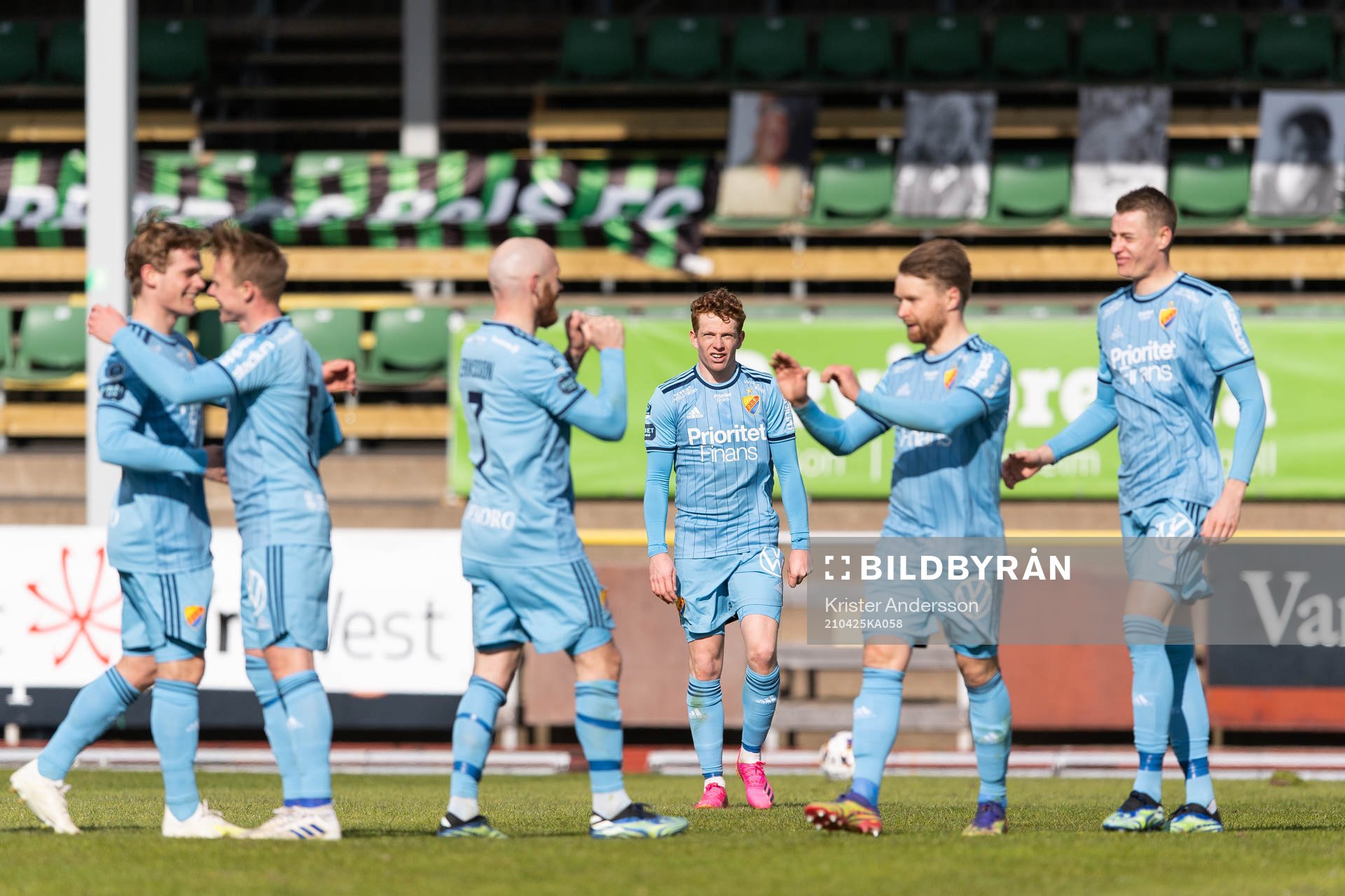 Djurgårdens Aslak Witry jublar efter fotbollsmatchen i Allsvenskan mellan Varberg och Djurgården den 25 april 2021 i Varberg. 
