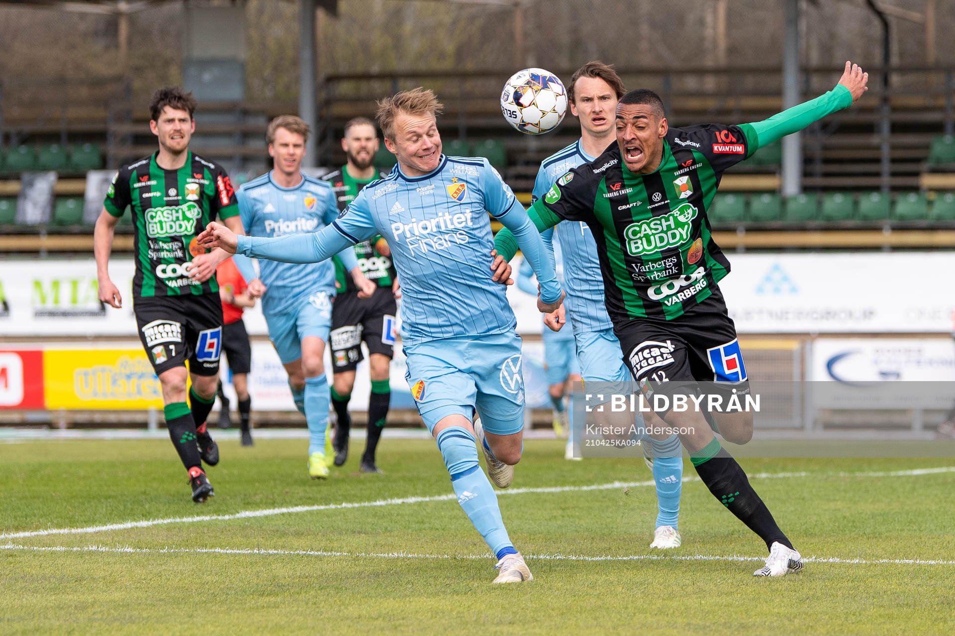 Djurgårdens Elliot Käck och Varbergs Simon Karlsson Adjei