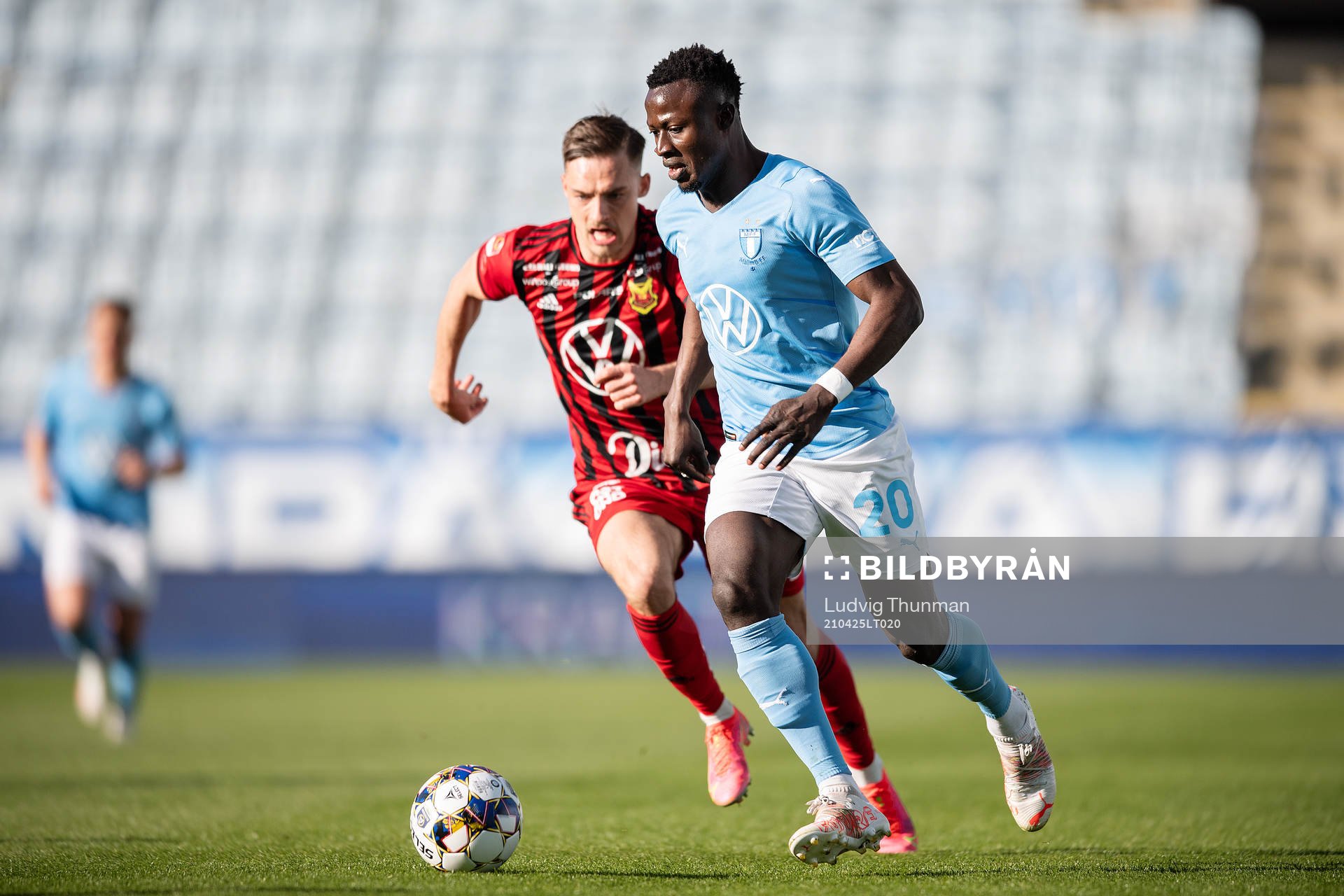 Östersunds Felix Hörberg och Malmö FFs Bonke Innocent