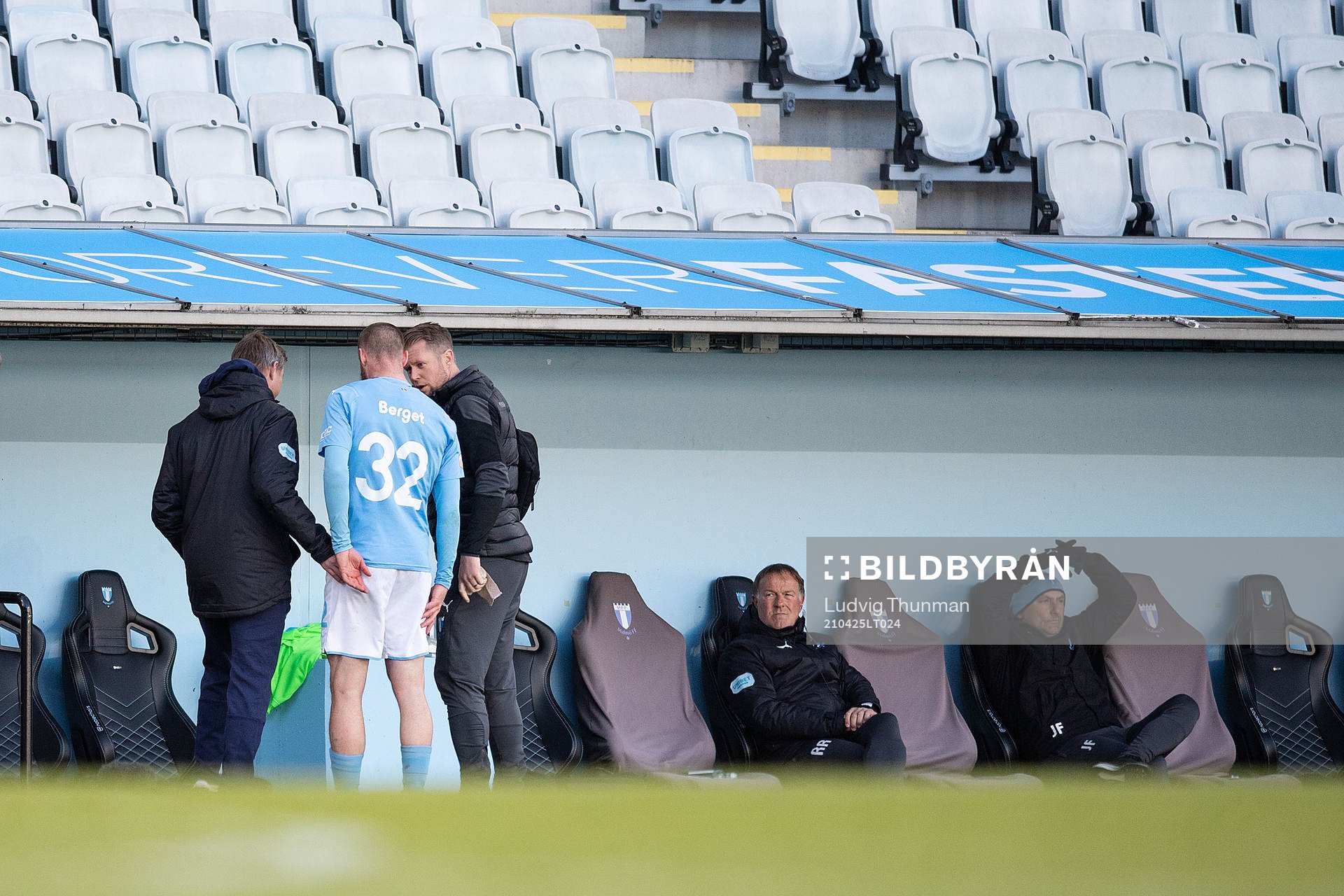 Malmö FFs Jo Inge Berget i samtal med huvudtränare Jon