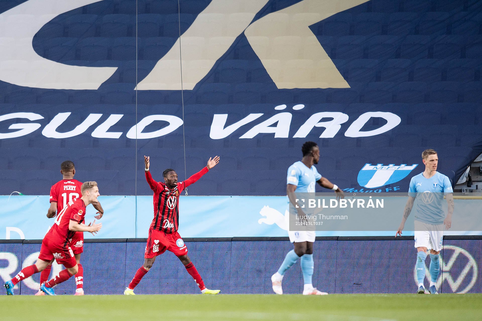 Östersunds Blair Turgott reagerar