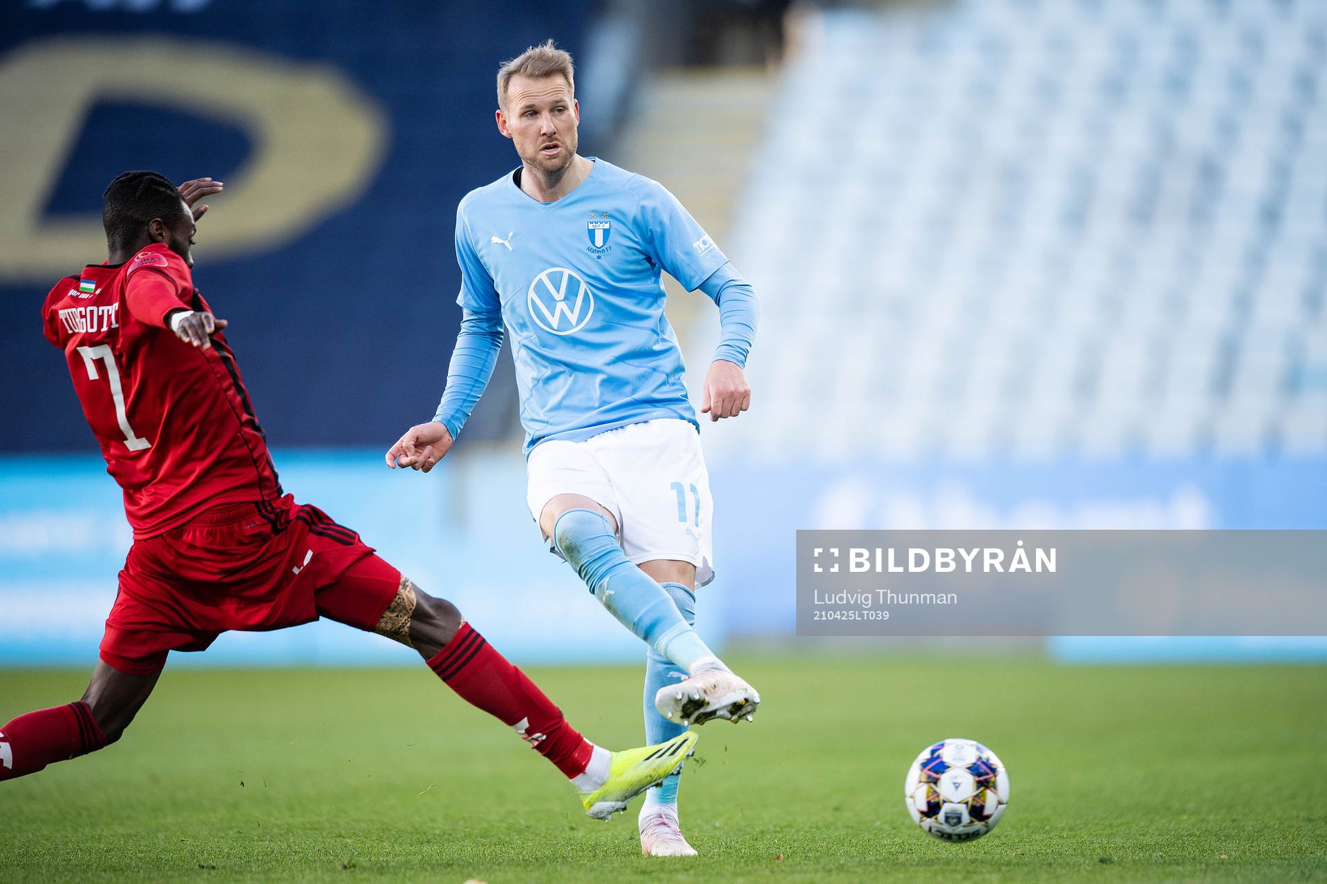 Östersunds Blair Turgott och Malmö FFs Ola Toivonen