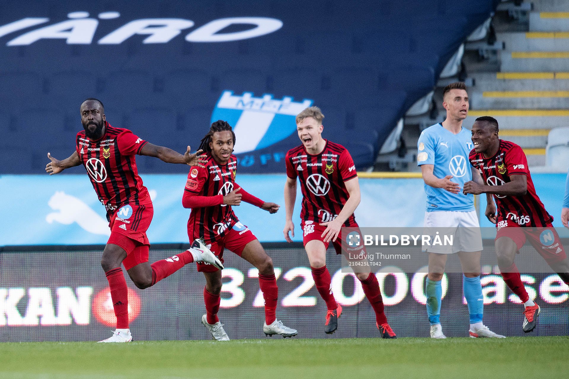 Östersunds Ronald Mukiibi jublar