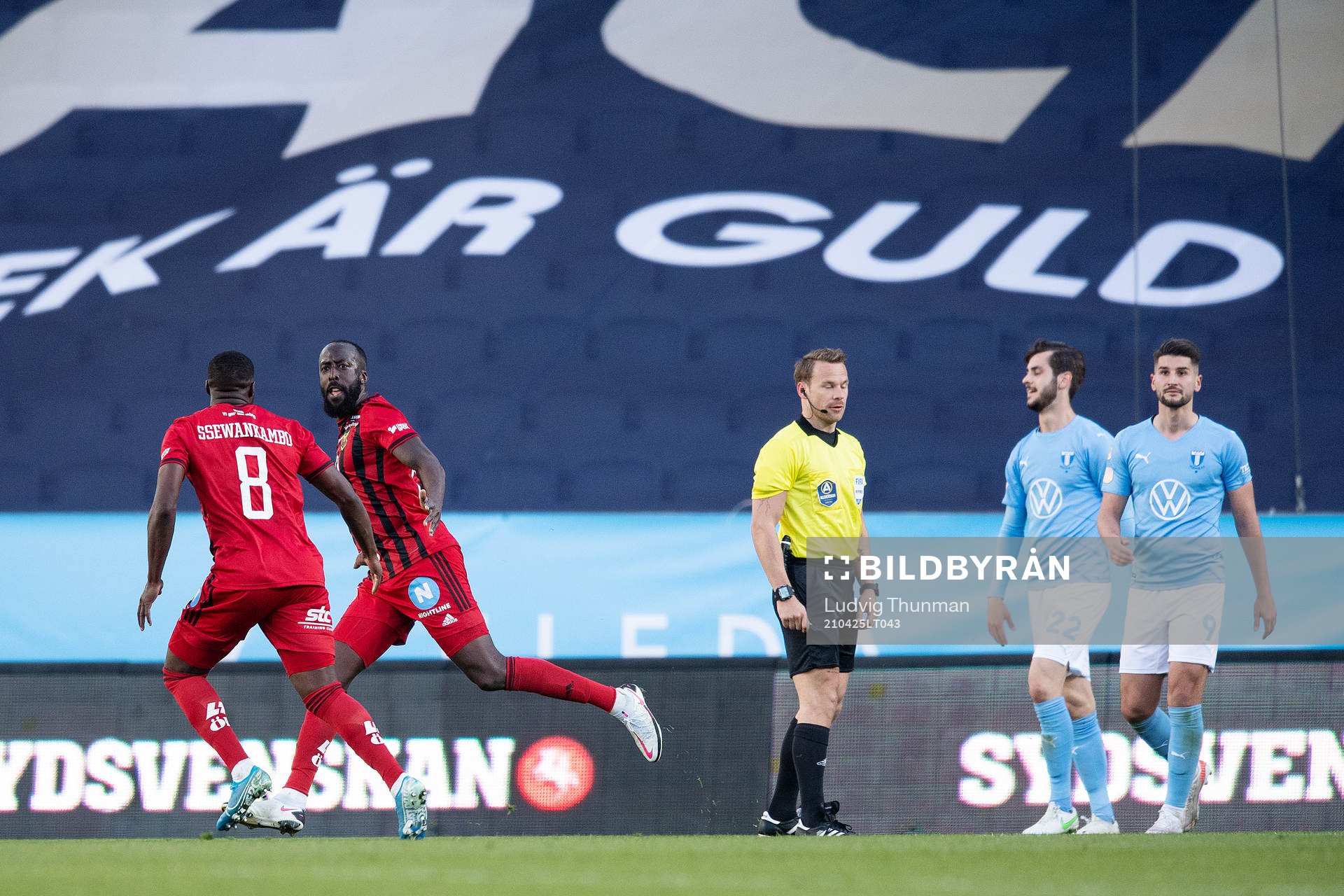 Östersunds Ronald Mukiibi och Isak Ssewankambo jublar