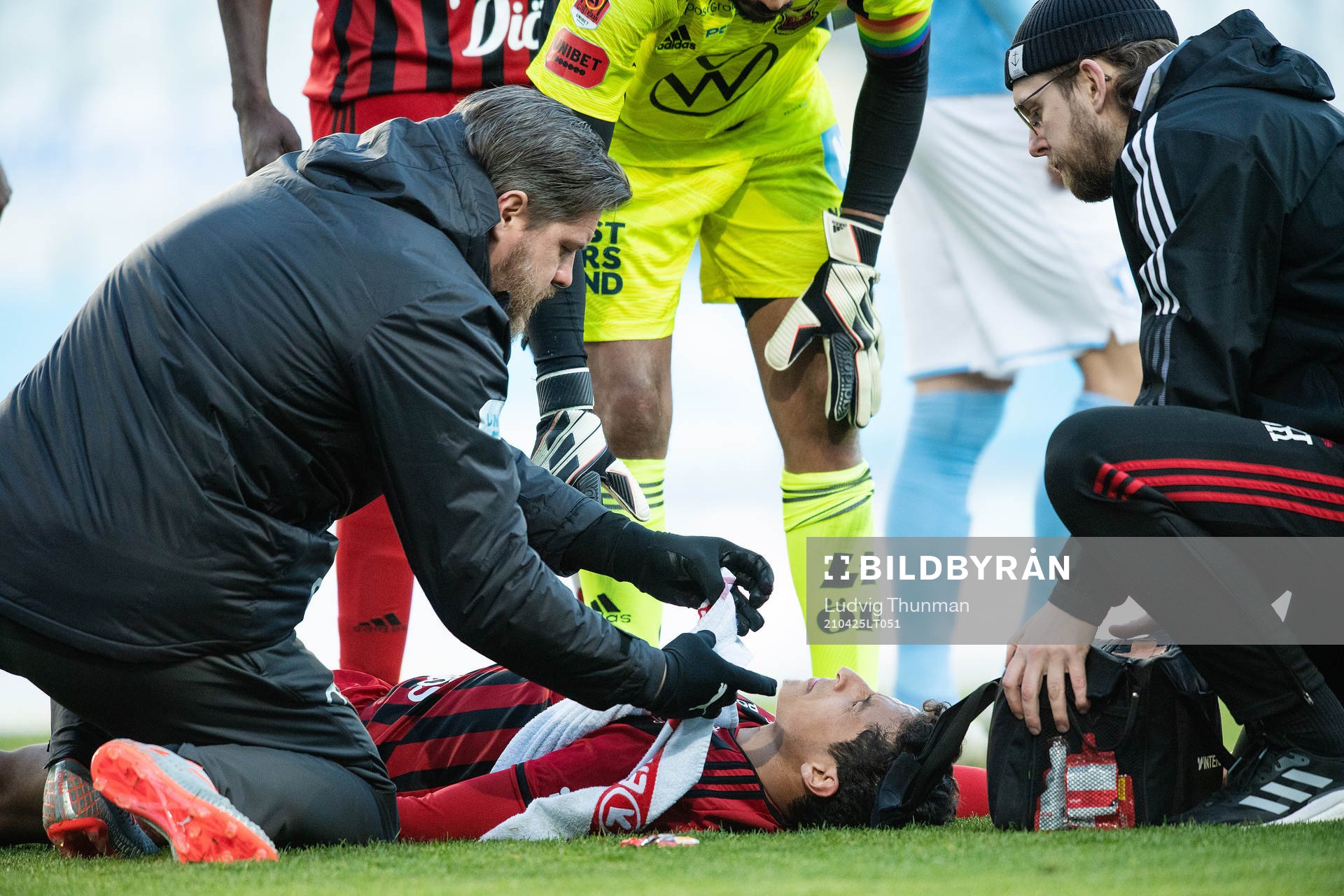 Östersunds Ahmed Awad har ont och får hjälp med axeln av