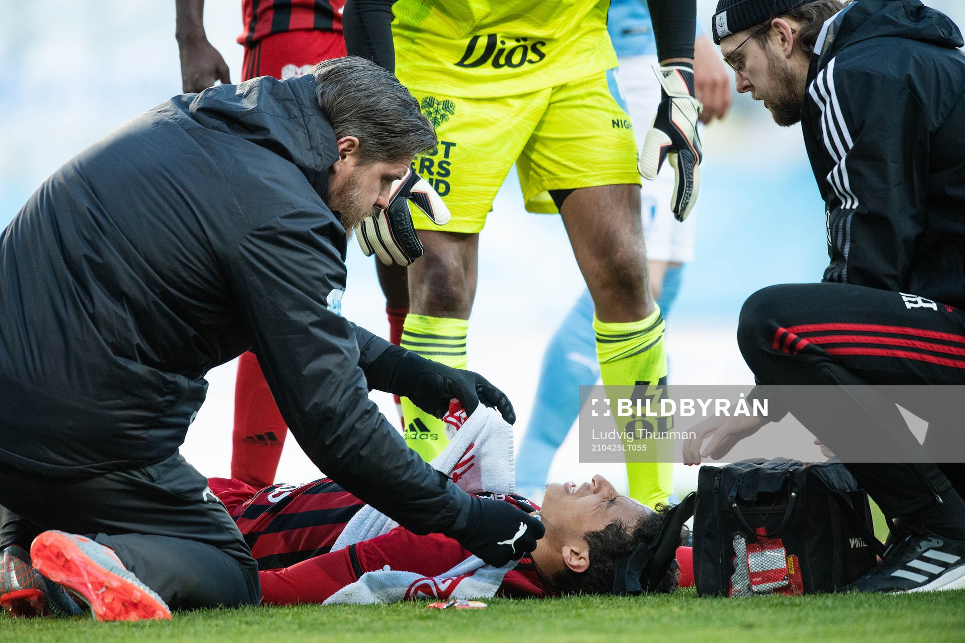 Östersunds Ahmed Awad har ont och får hjälp av Malmö