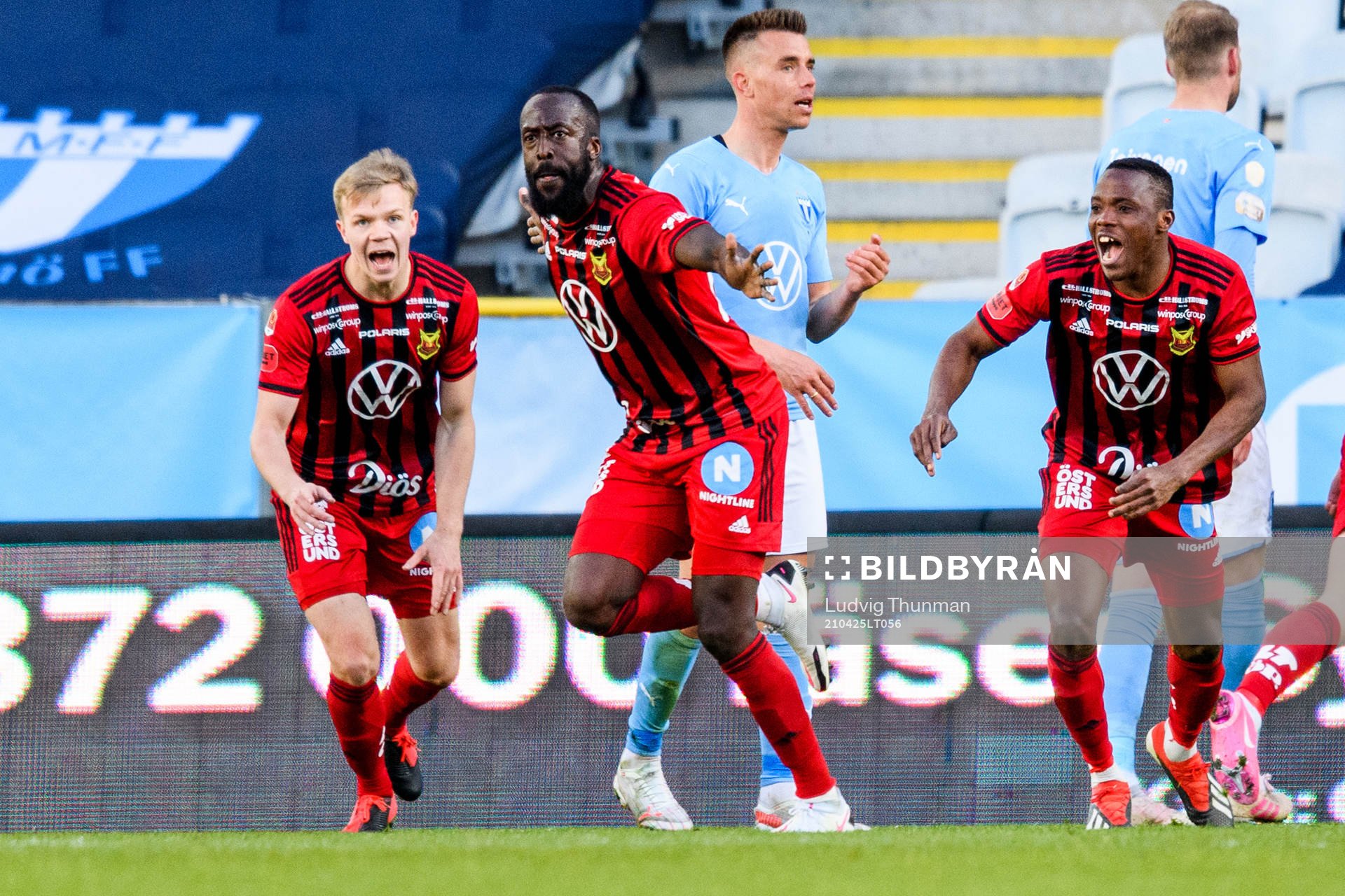 Östersunds Ronald Mukiibi jublar med Patrick Kpozo och
