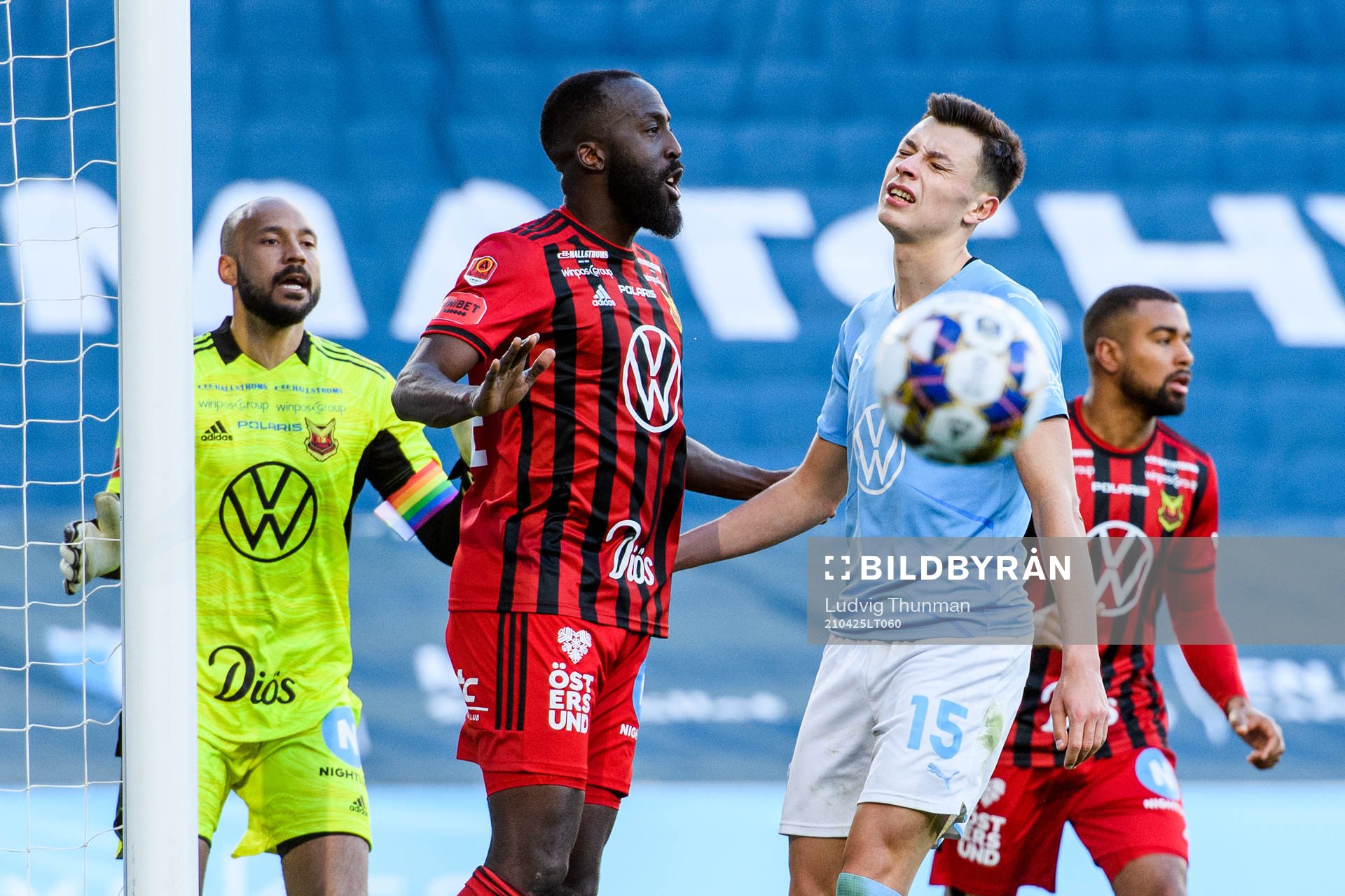 Malmö FFs Anel Ahmedhodzic deppar framför målvakt Aly