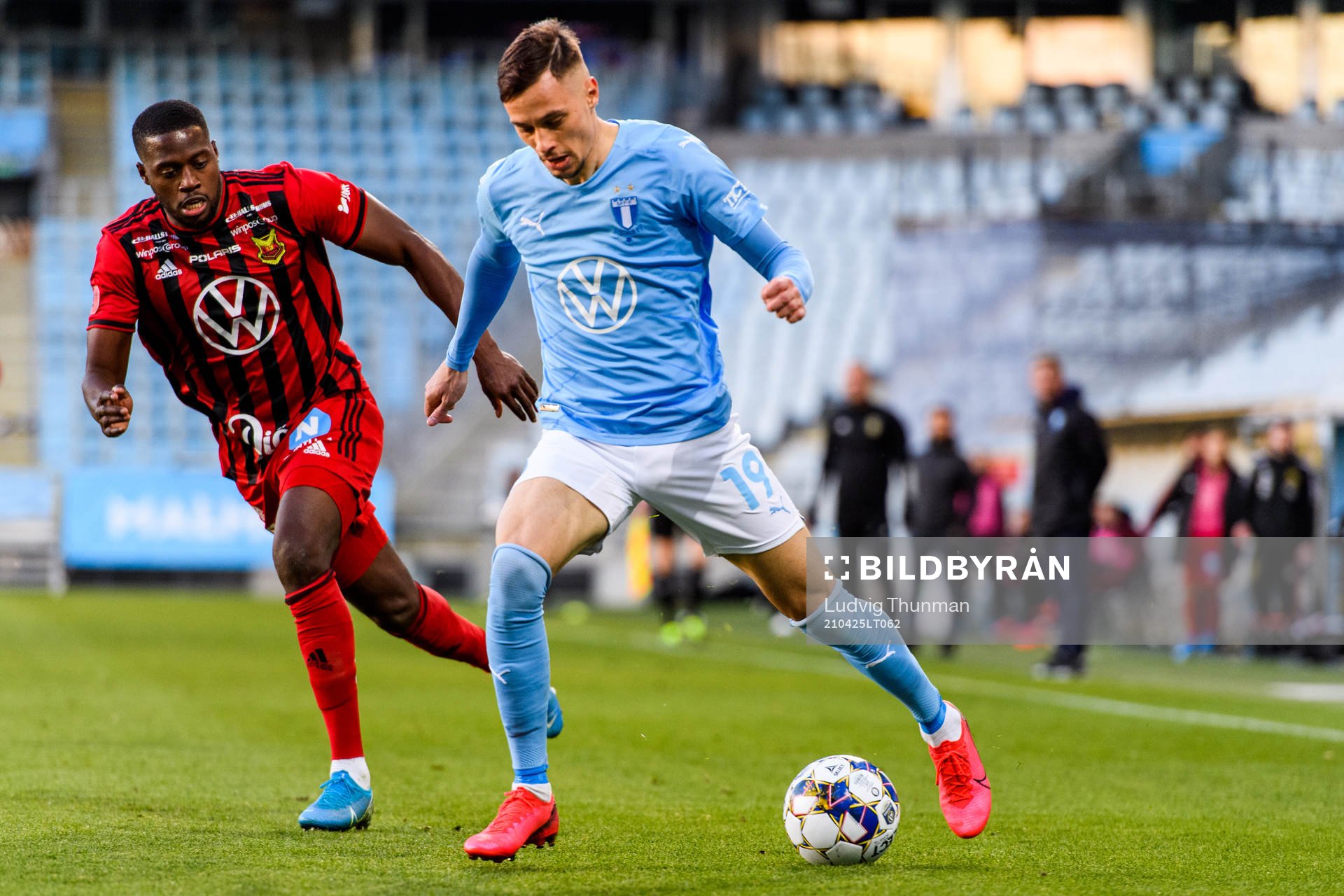 Östersunds Isak Ssewankambo och Malmö FFs Veljko Birmancevic under fotbollsmatchen i Allsvenskan mellan Malmö FF och Östersund den 25 april 2021 i Malmö.