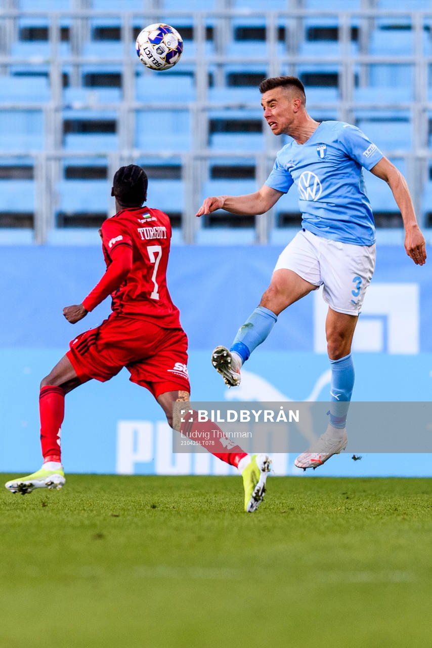 Malmö FFs Jonas Knudsen och Östersunds Blair Turgott