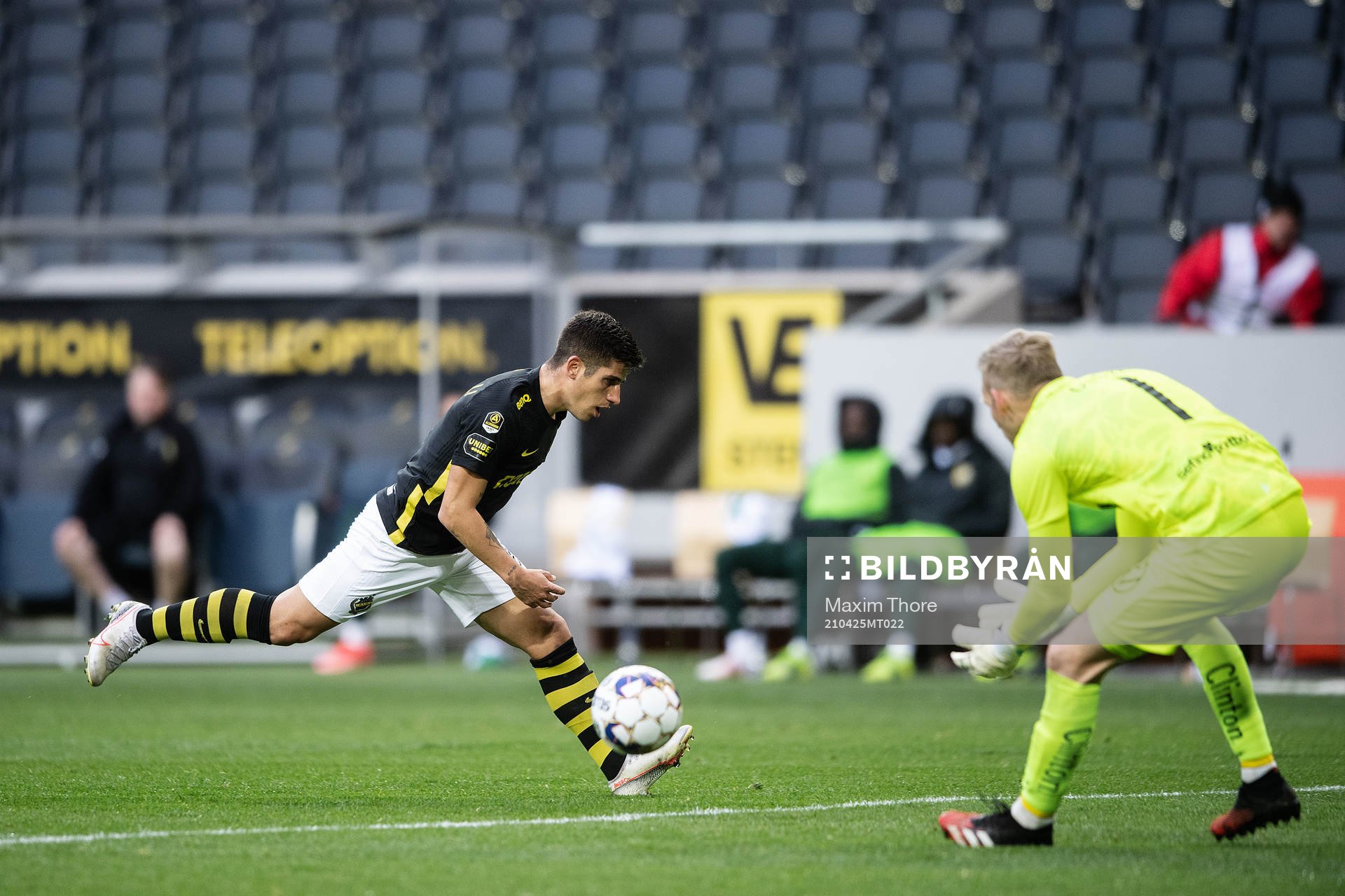 s Nicolas Stefanelli och Hammarbys målvakt David Ousted