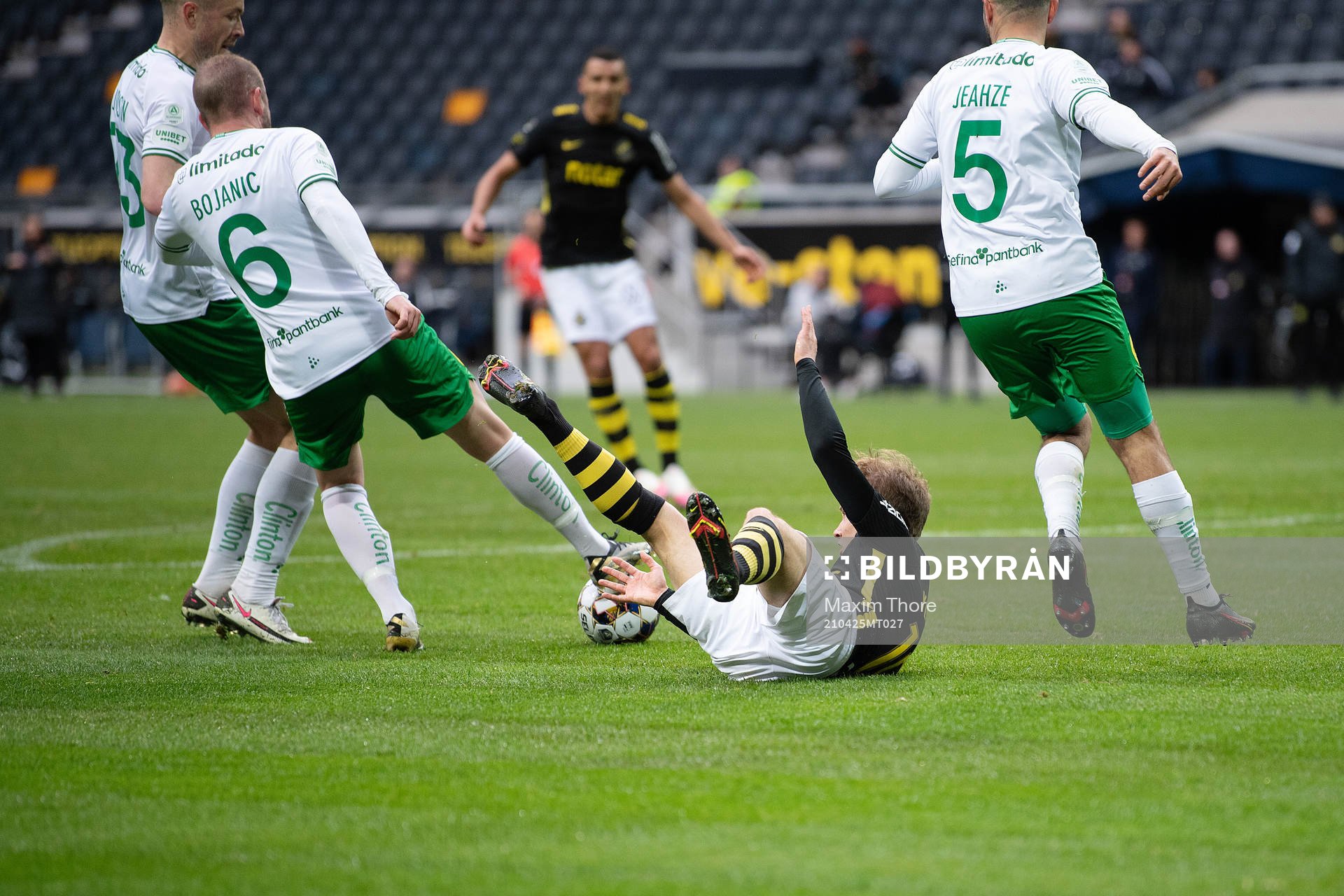 s Saku Ylätupa faller i en duell med Hammarbys Darijan