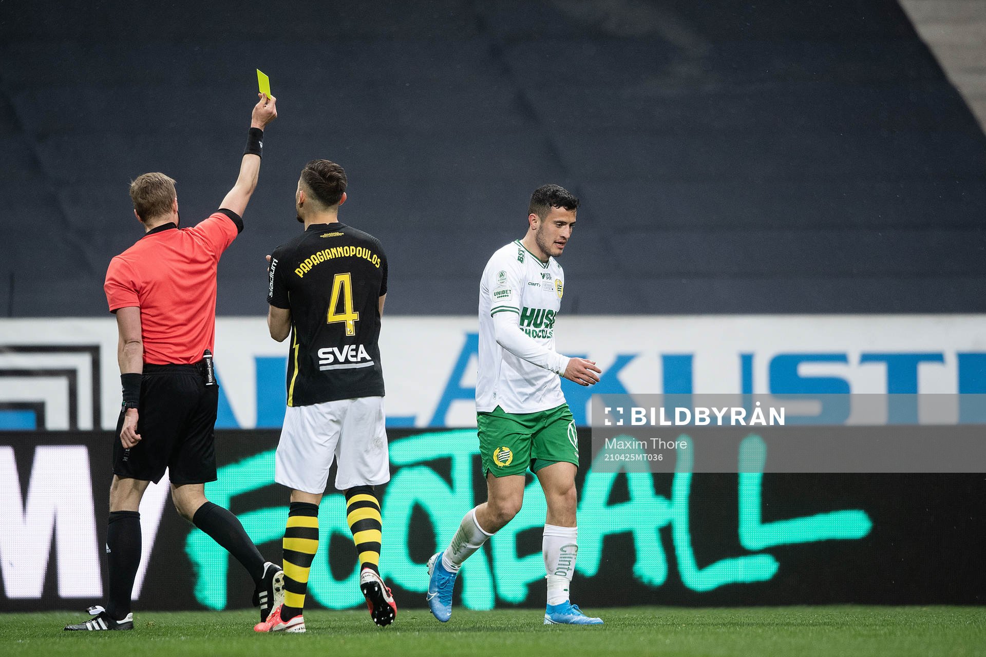 Hammarbys Astrit Selmani tilldelas ett gult kort