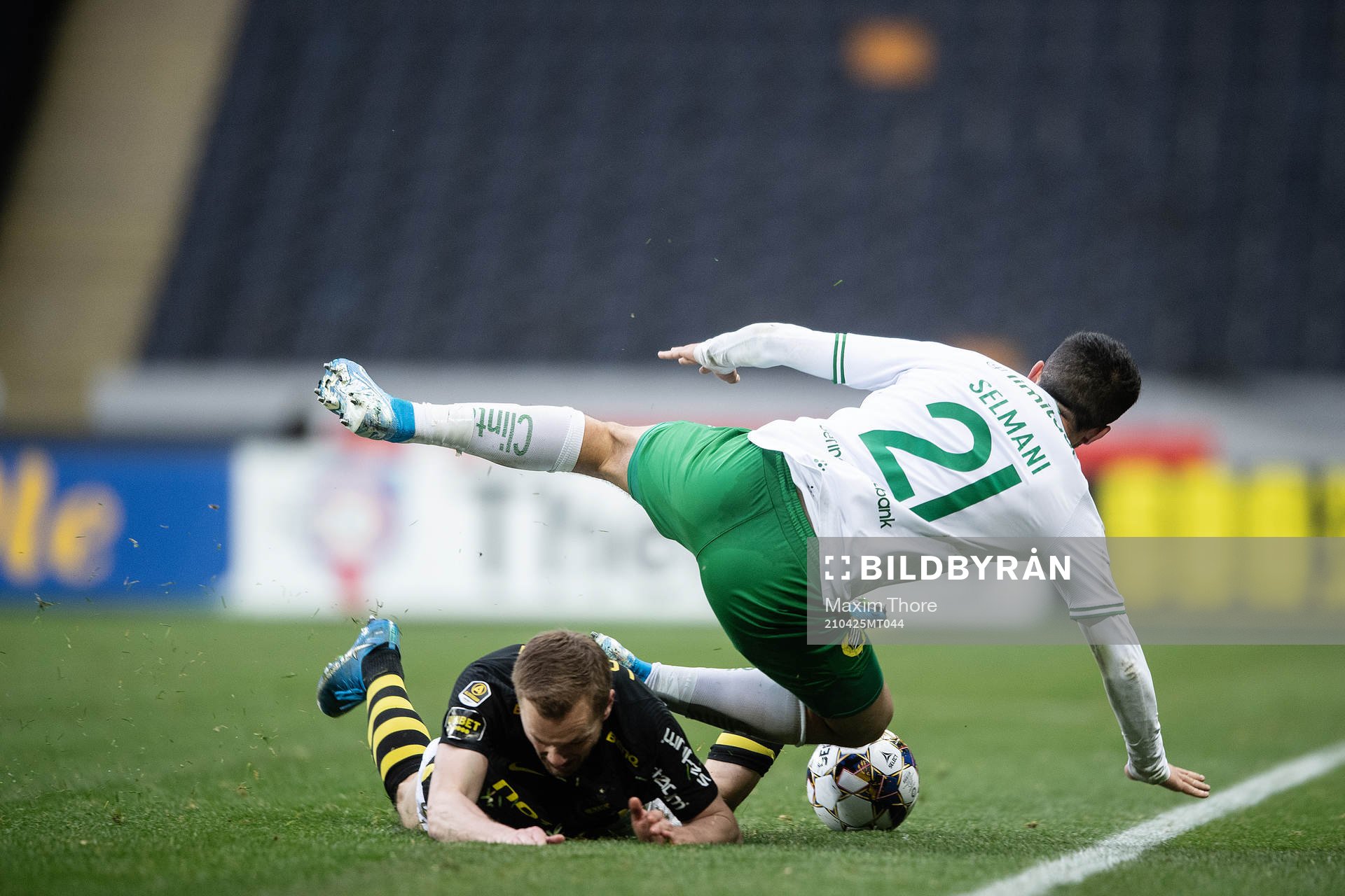 s Sebastian Larsson och Hammarbys Astrit Selmani i en