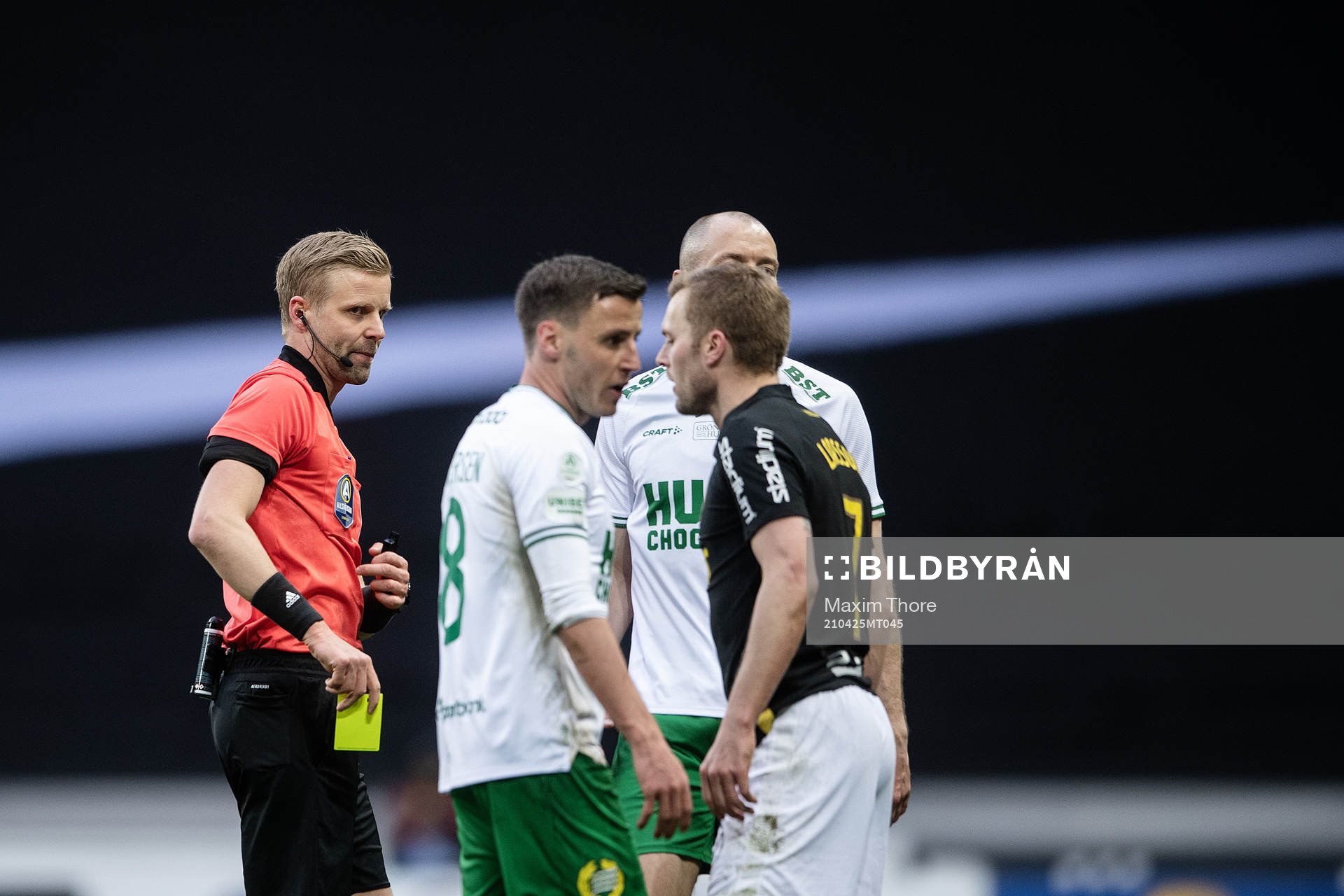 s Sebastian Larsson tilldelas ett gult kort av domare Glenn