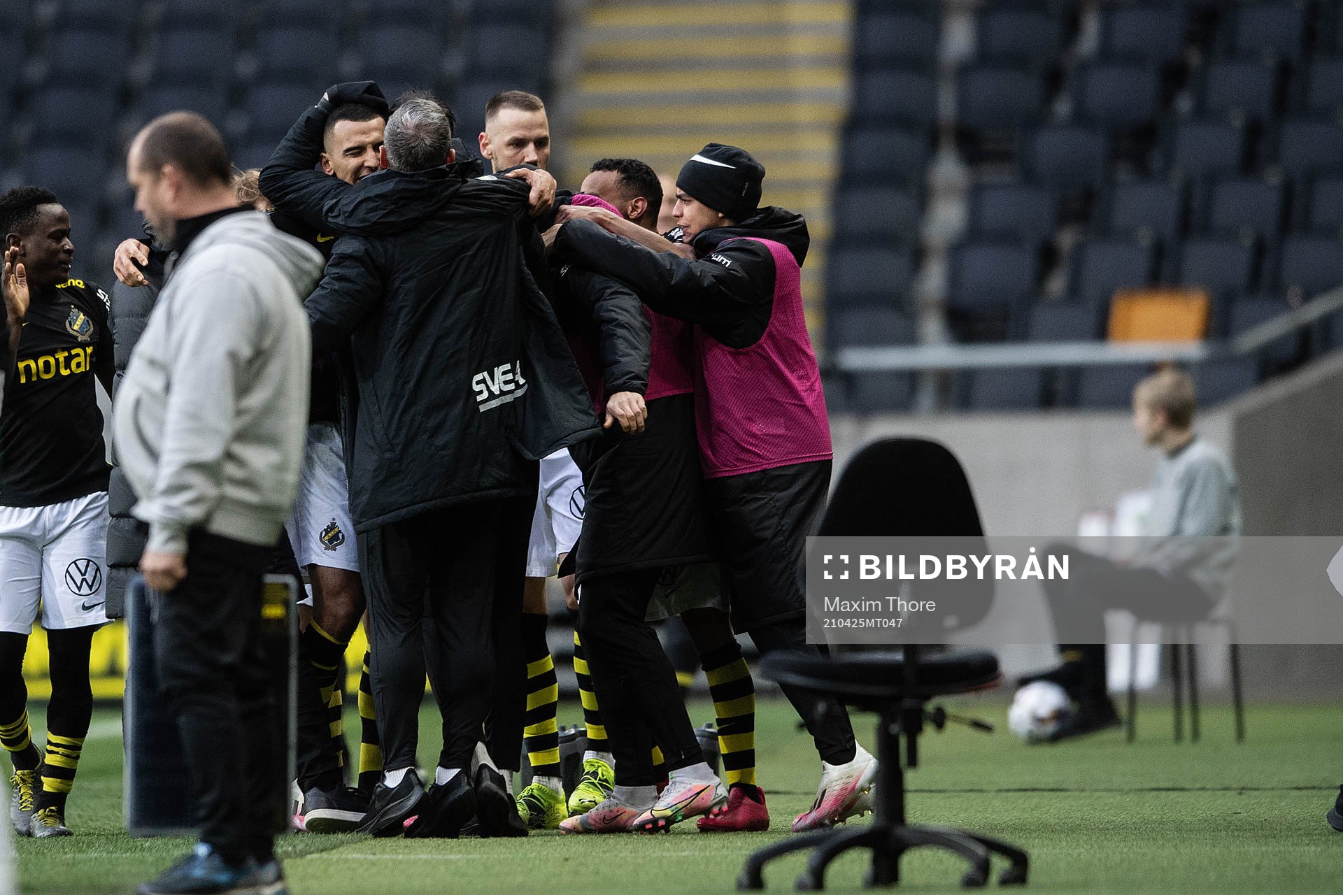 s Nabil Bahoui jublar med lagkamrater
