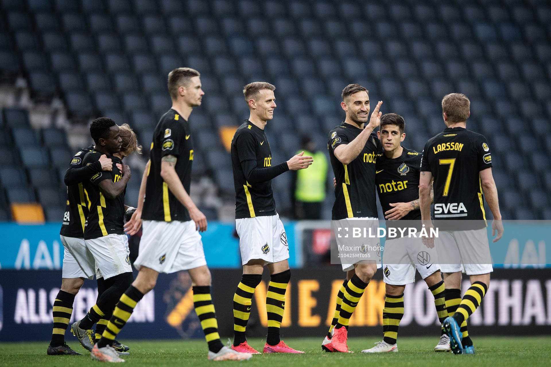 AIK:s Nicolas Stefanelli och Sotirios Papagiannopoulos jublar efter fotbollsmatchen i Allsvenskan mellan AIK och Hammarby den 25 april 2021 i Stockholm.