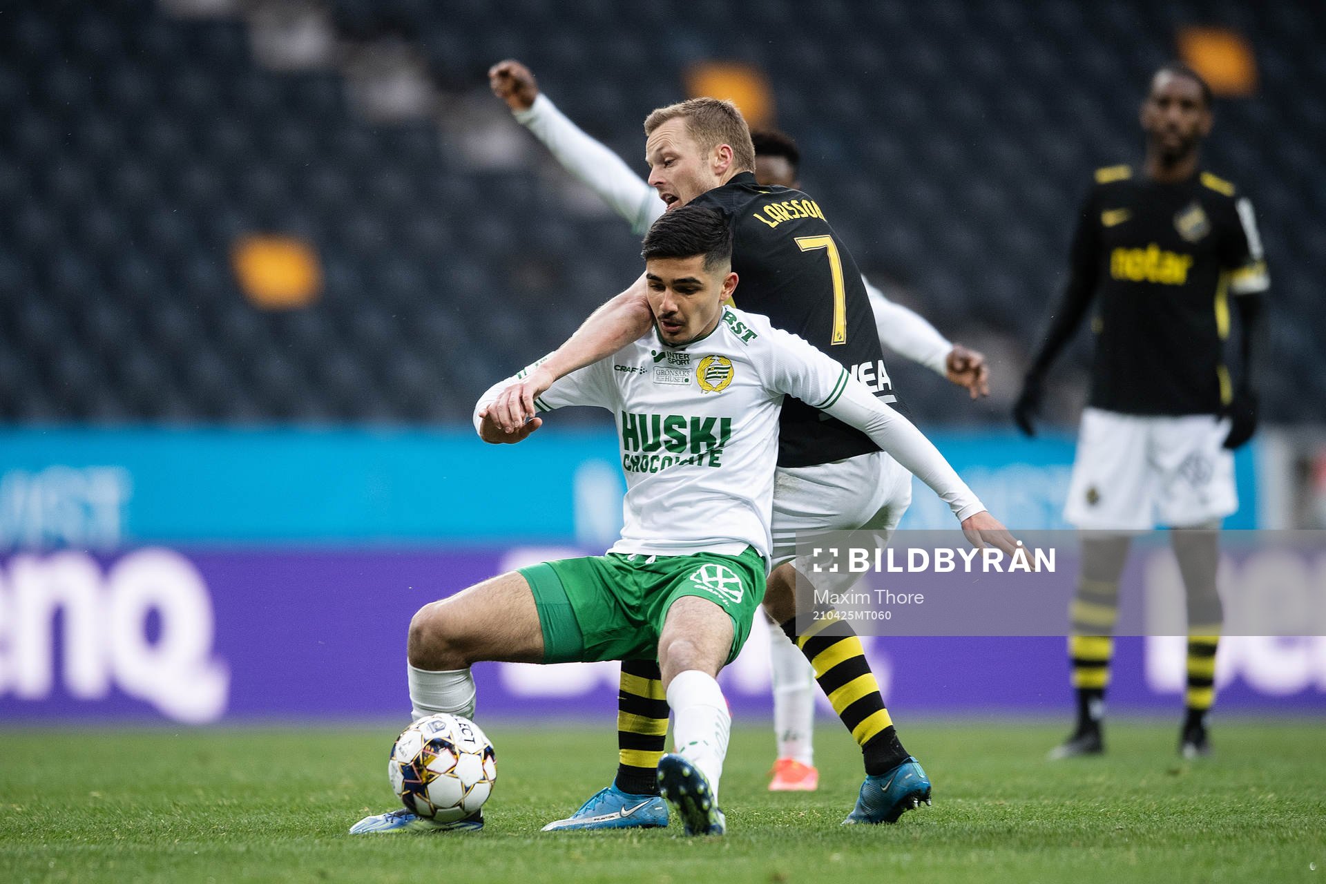 s Sebastian Larsson och Hammarbys Aimar Sher