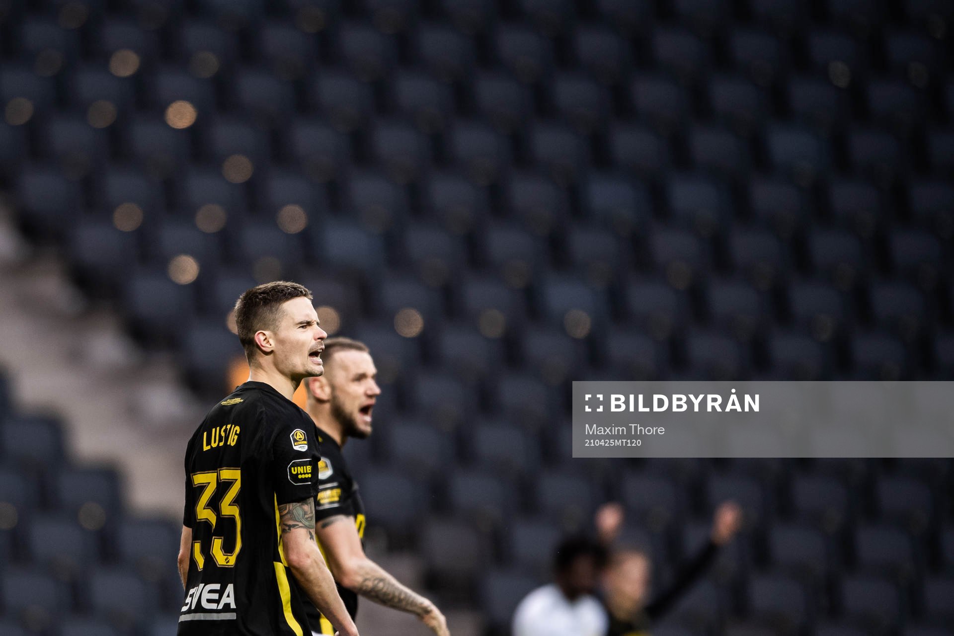 s Mikael Lustig jublar