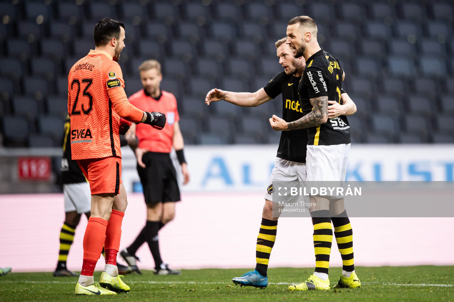 s målvakt Budimir Janošević, Sebastian Larsson och