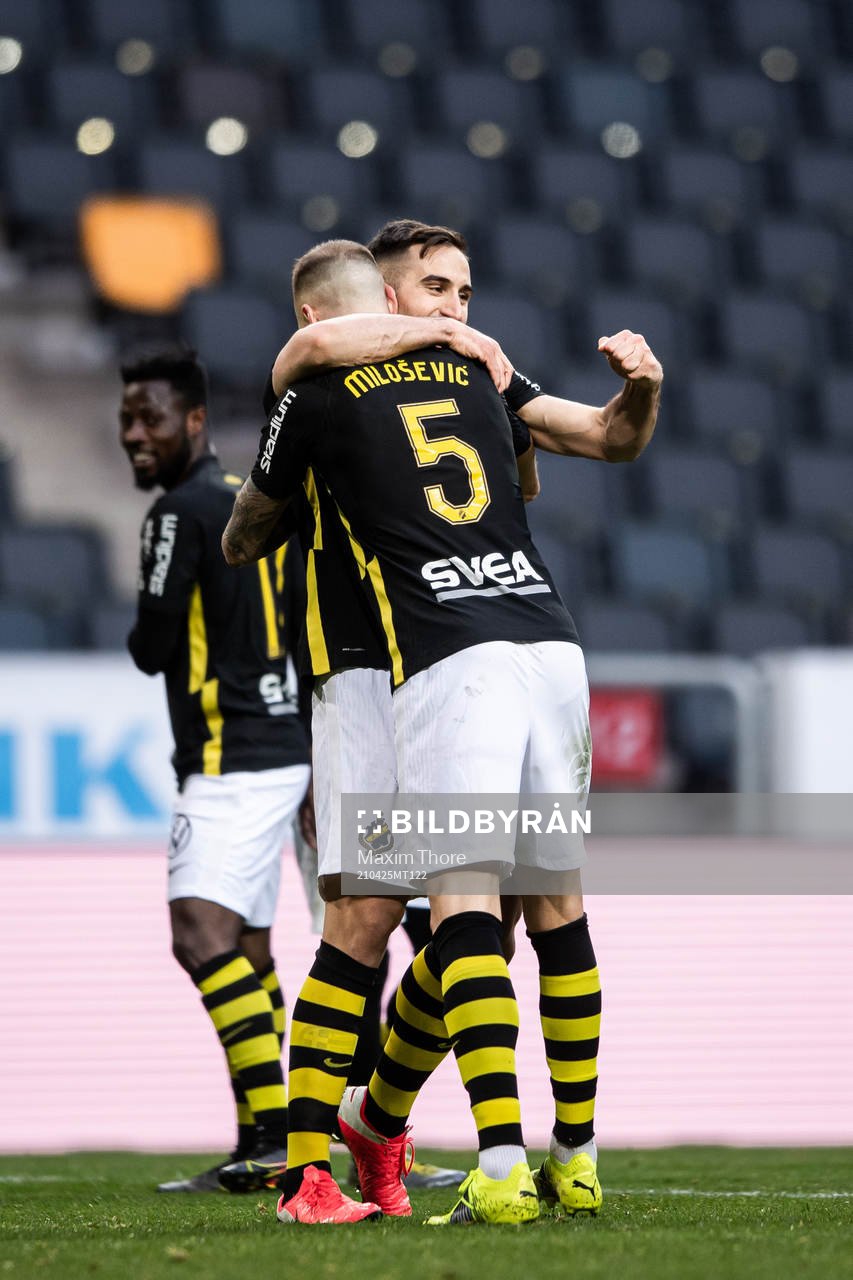 s Alexander Milosevic och Sotirios Papagiannopoulos jublar