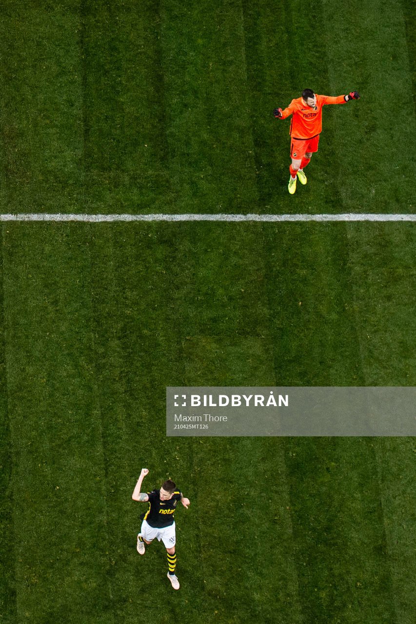 s målvakt Budimir Janošević och Mikael Lustig jublar