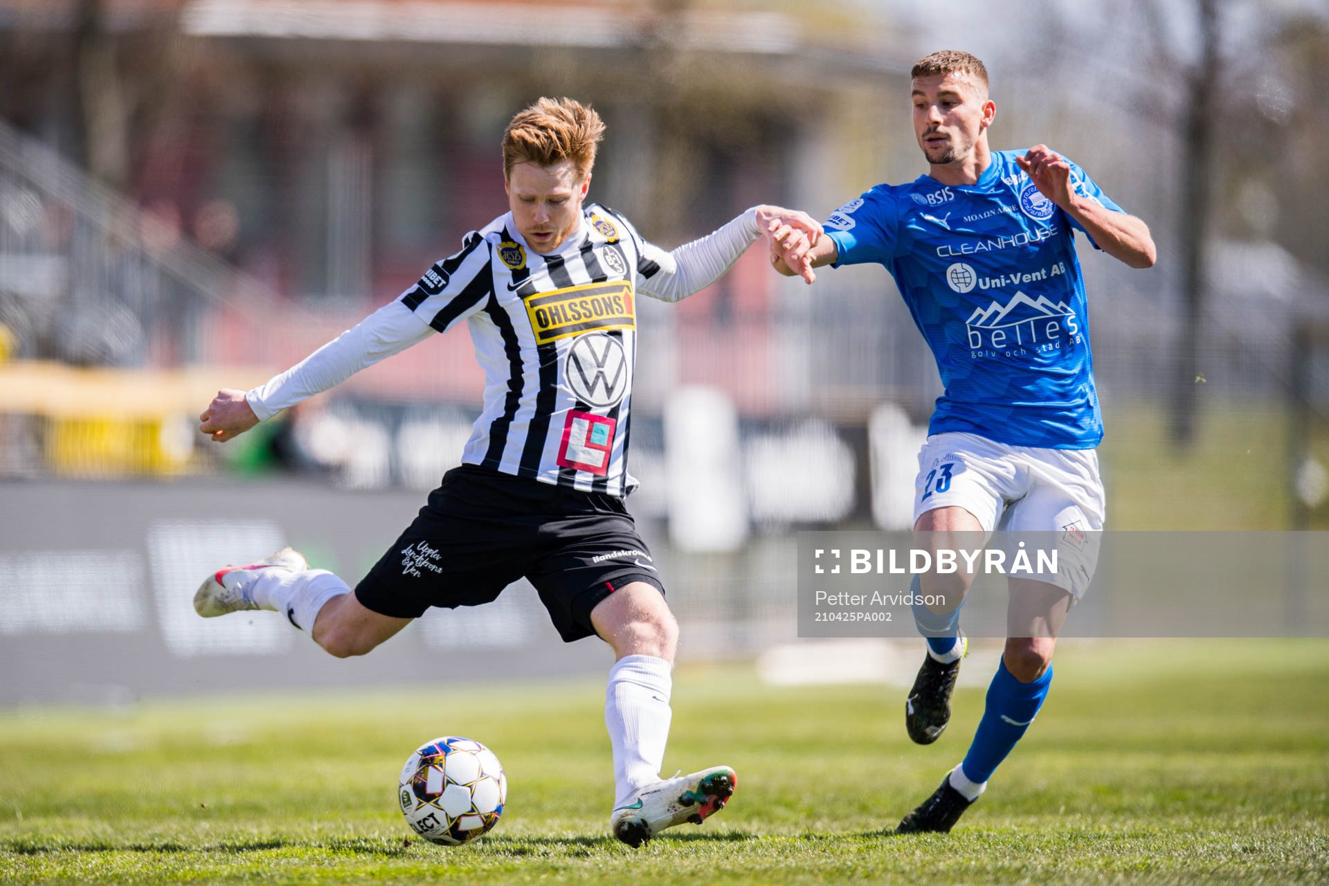 Landskronas Dennis Olofsson och Akropolis Lamine Nekrouf