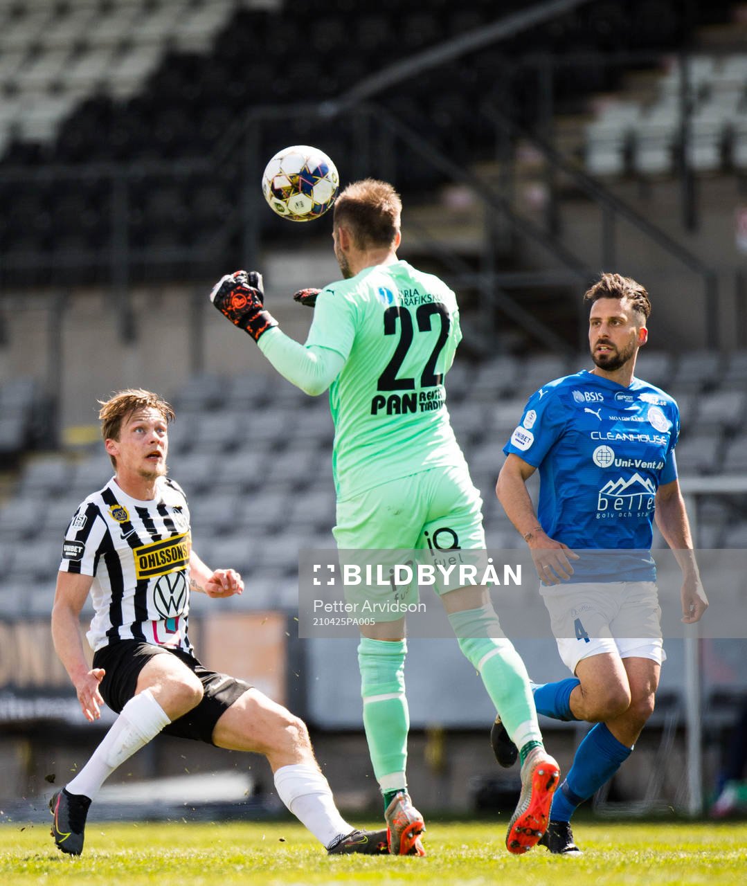 Landskronas Robin Hofsö mot Akropolis målvakt John