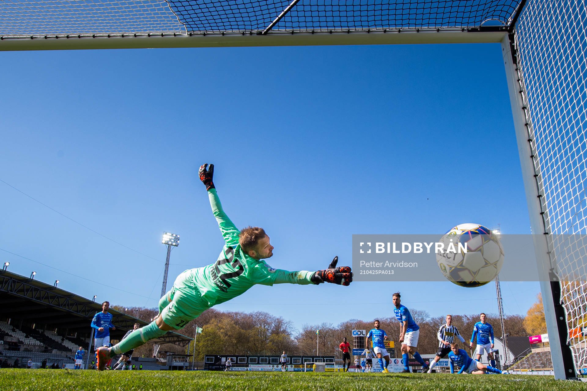 Landskronas Linus Olsson gör 1-1 bakom Akropolis målvakt