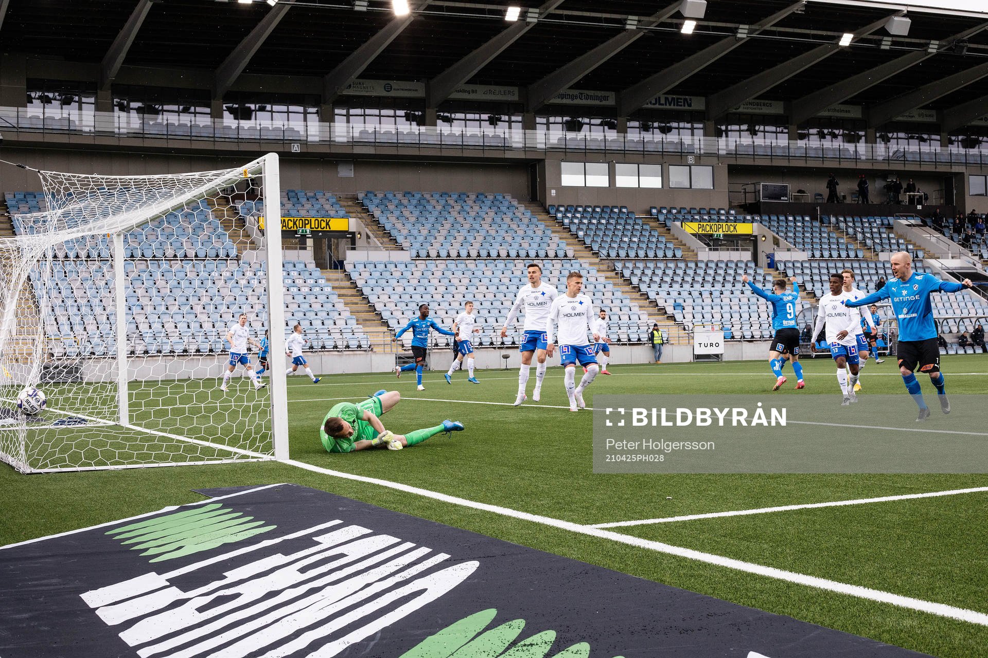 Halmstads Markus Antonsson gör 0-1 bakom IFK Norrköpings