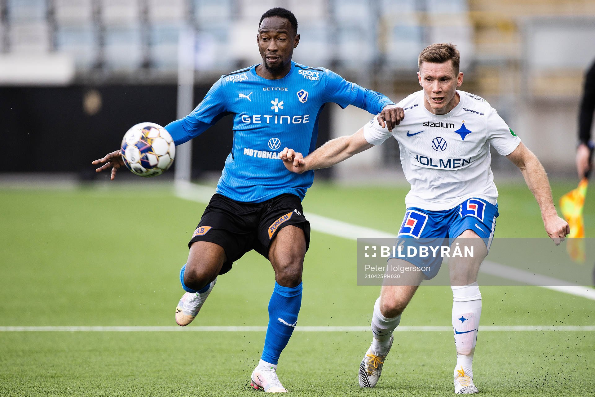 Halmstads Thomas Boakye och IFK Norrköpings Viktor Agardius