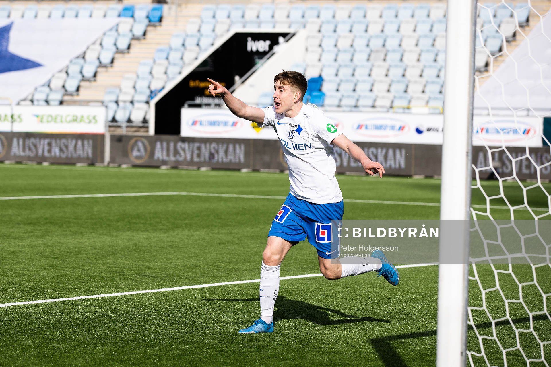 IFK Norrköpings Isak Bergmann Johannesson jublar efter 2-1 under fotbollsmatchen i Allsvenskan mellan IFK Norrköping och Halmstad den 25 april 2021 i Norrköping.