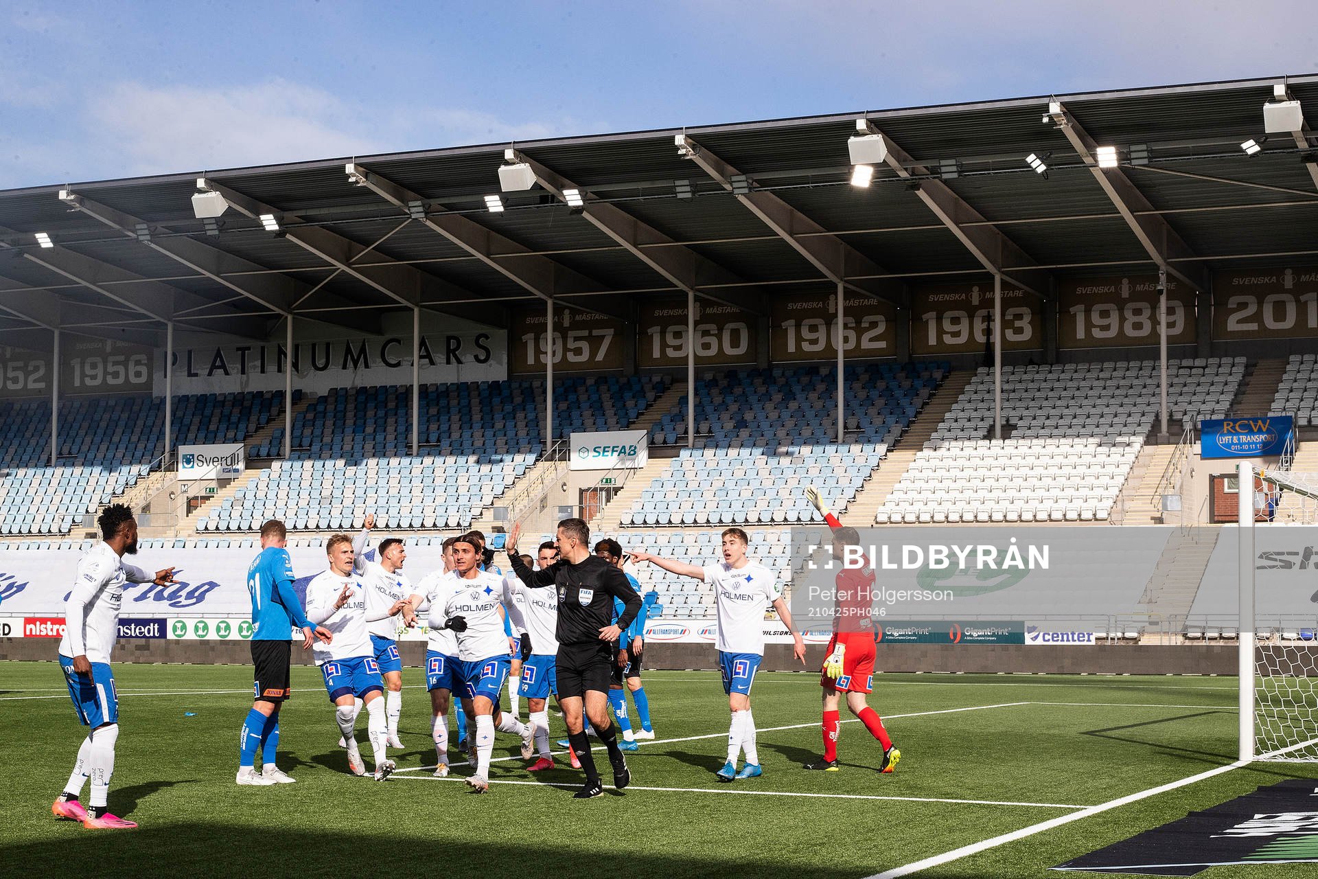 IFK Norrköpings spelare diskuterar med domare Bojan Pandzic