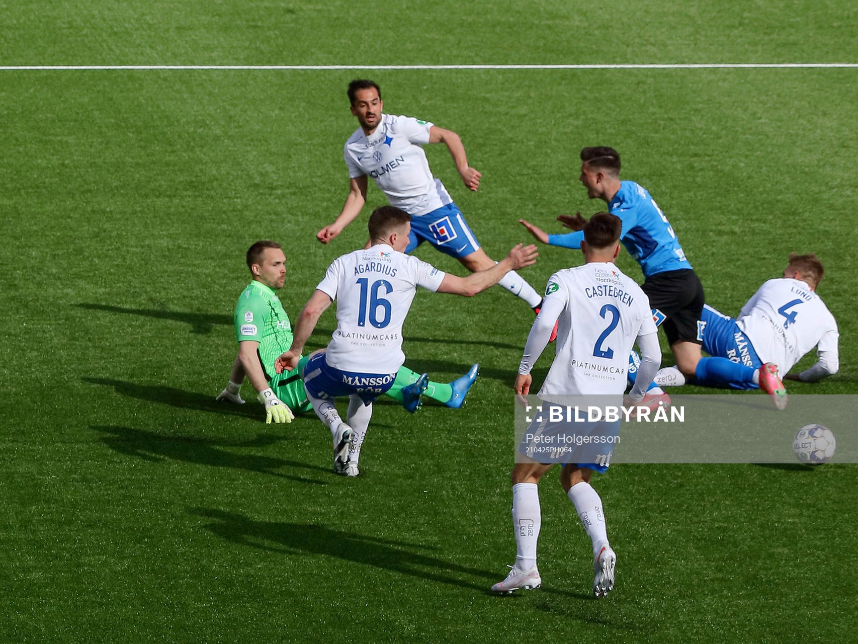 IFK Norrköpings Marco Lund Nielsen glidtacklar och bryter