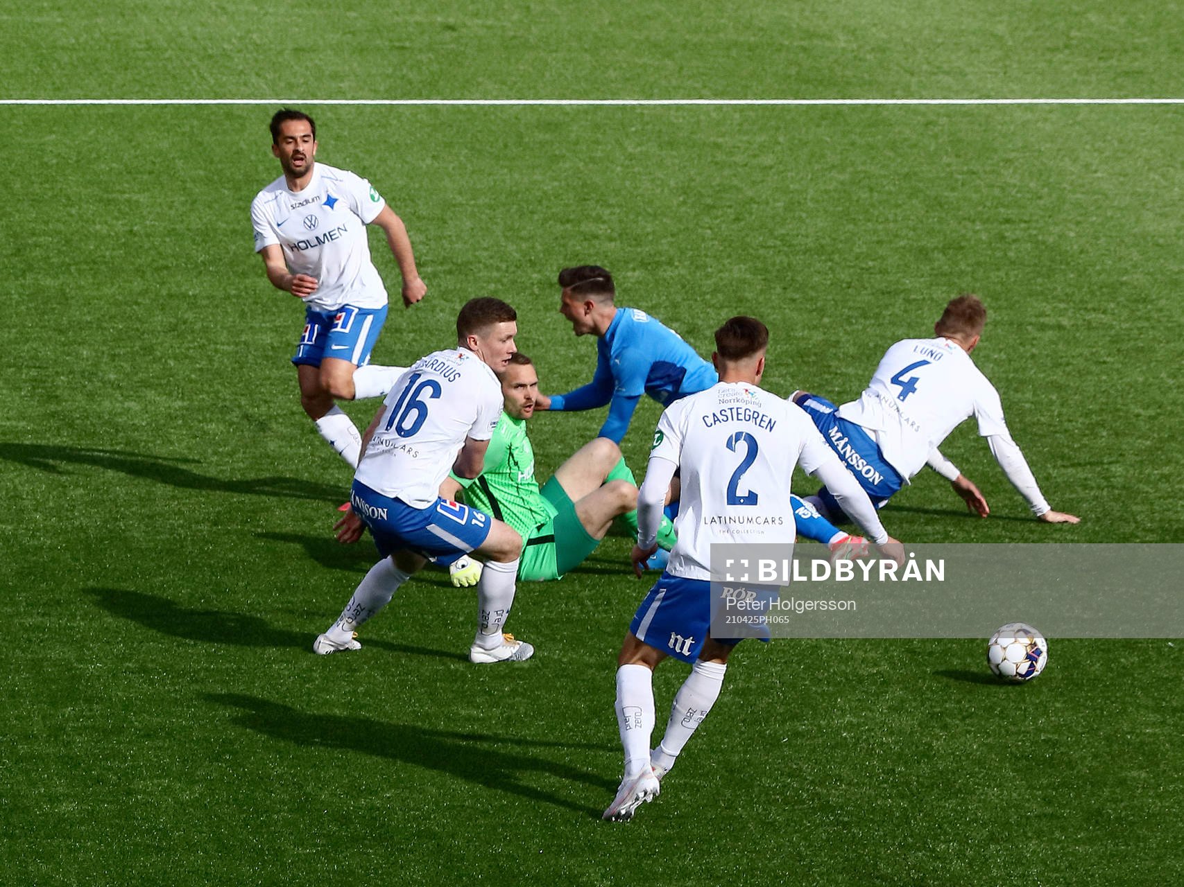 IFK Norrköpings Marco Lund Nielsen glidtacklar och bryter