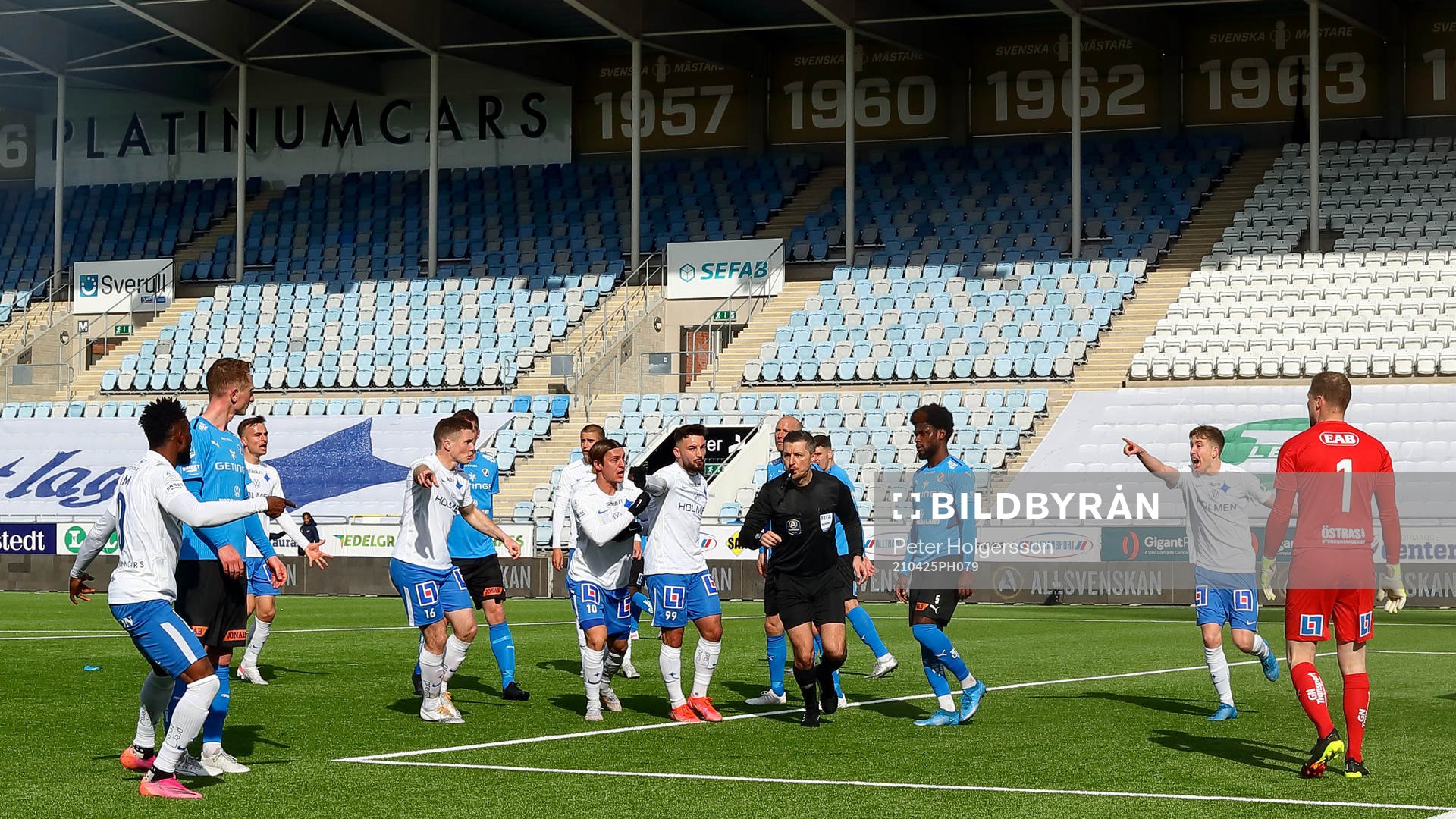 IFK Norrköpings spelare reagerar när domare Bojan Pandzic