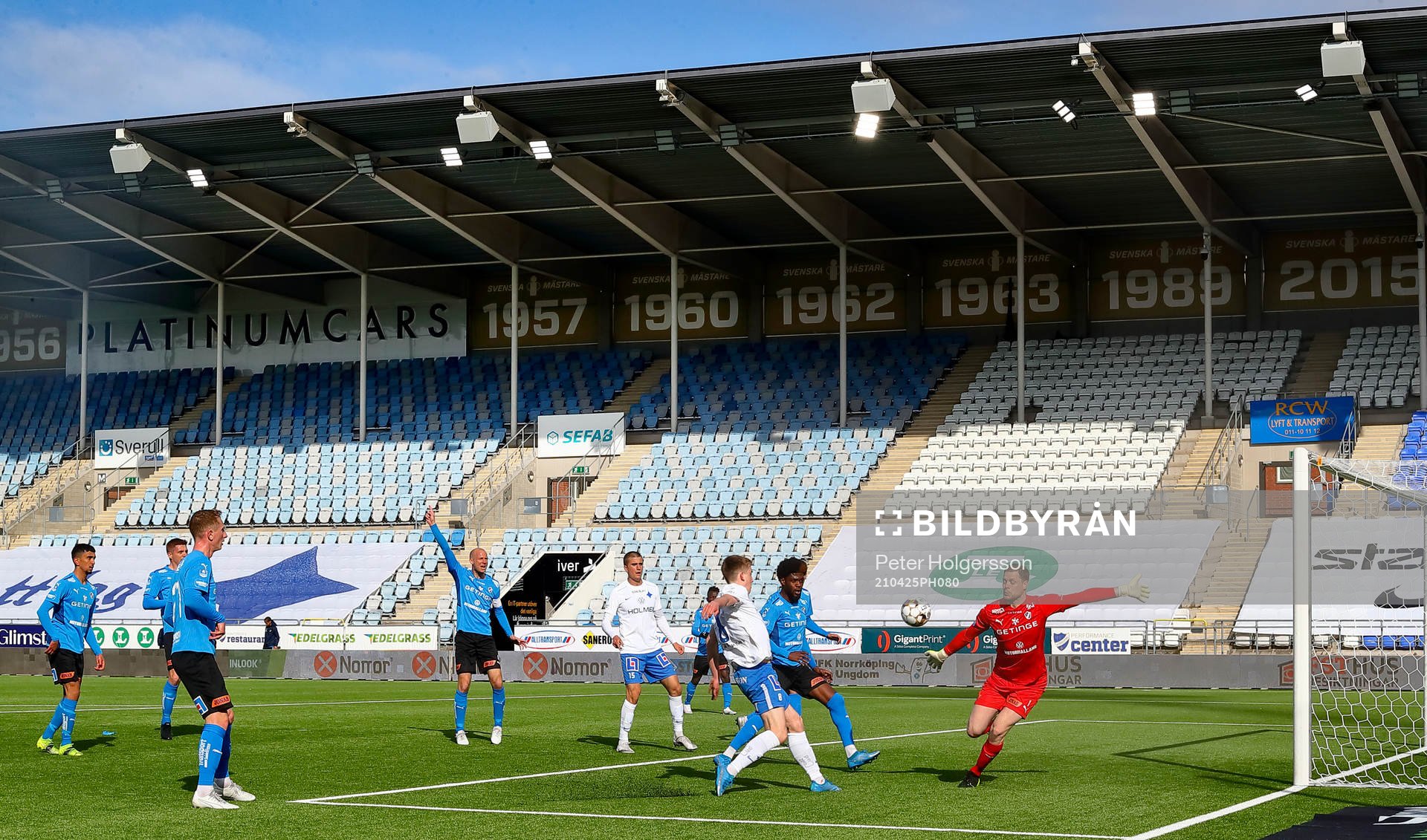 Halmstads Andreas Johansson reagerar vid mål 1-2 av IFK