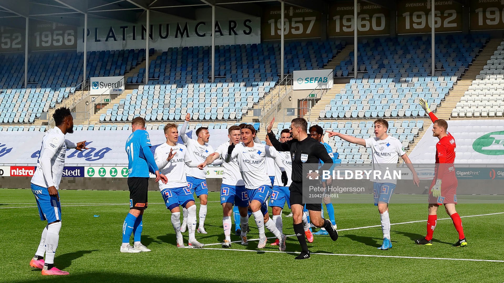 IFK Norrköpings spelare reagerar när domare Bojan Pandzic