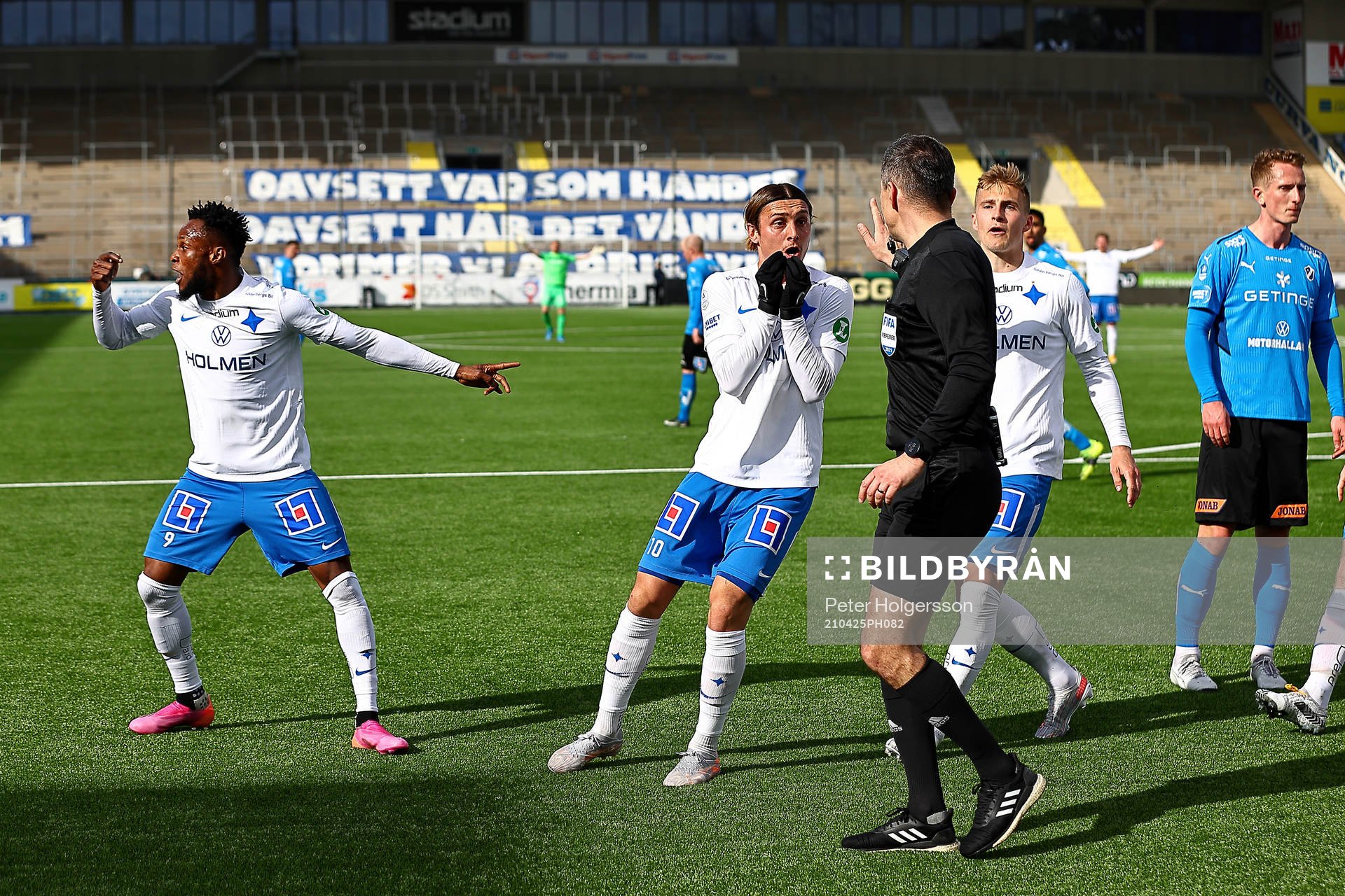 IFK Norrköpings spelare reagerar när domare Bojan Pandzic