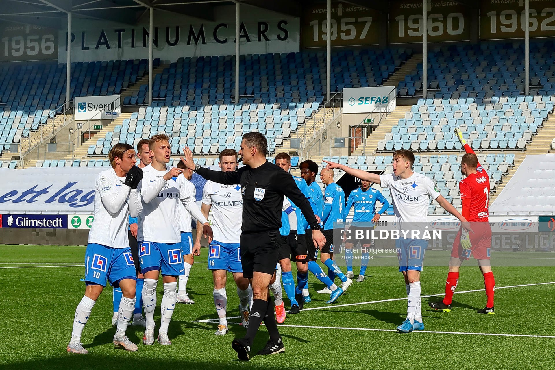 IFK Norrköpings spelare reagerar när domare Bojan Pandzic