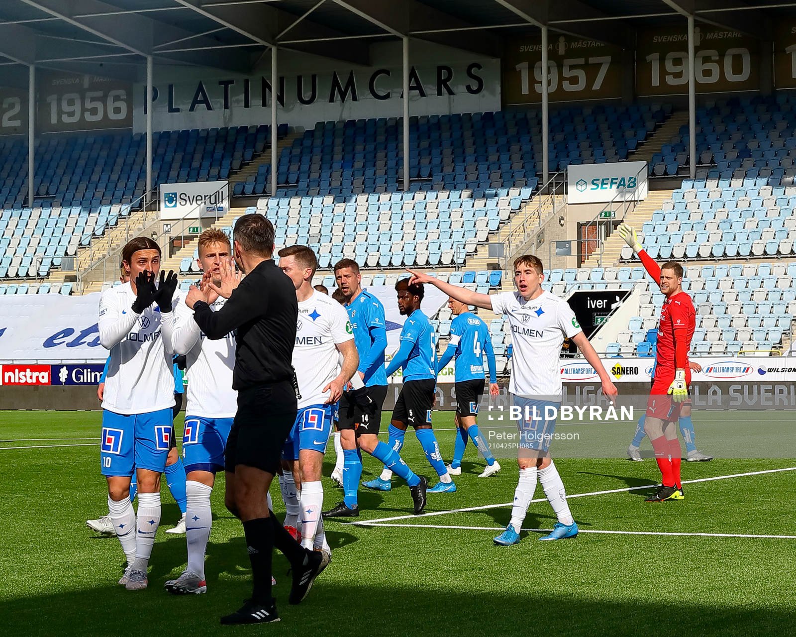 IFK Norrköpings spelare reagerar när domare Bojan Pandzic