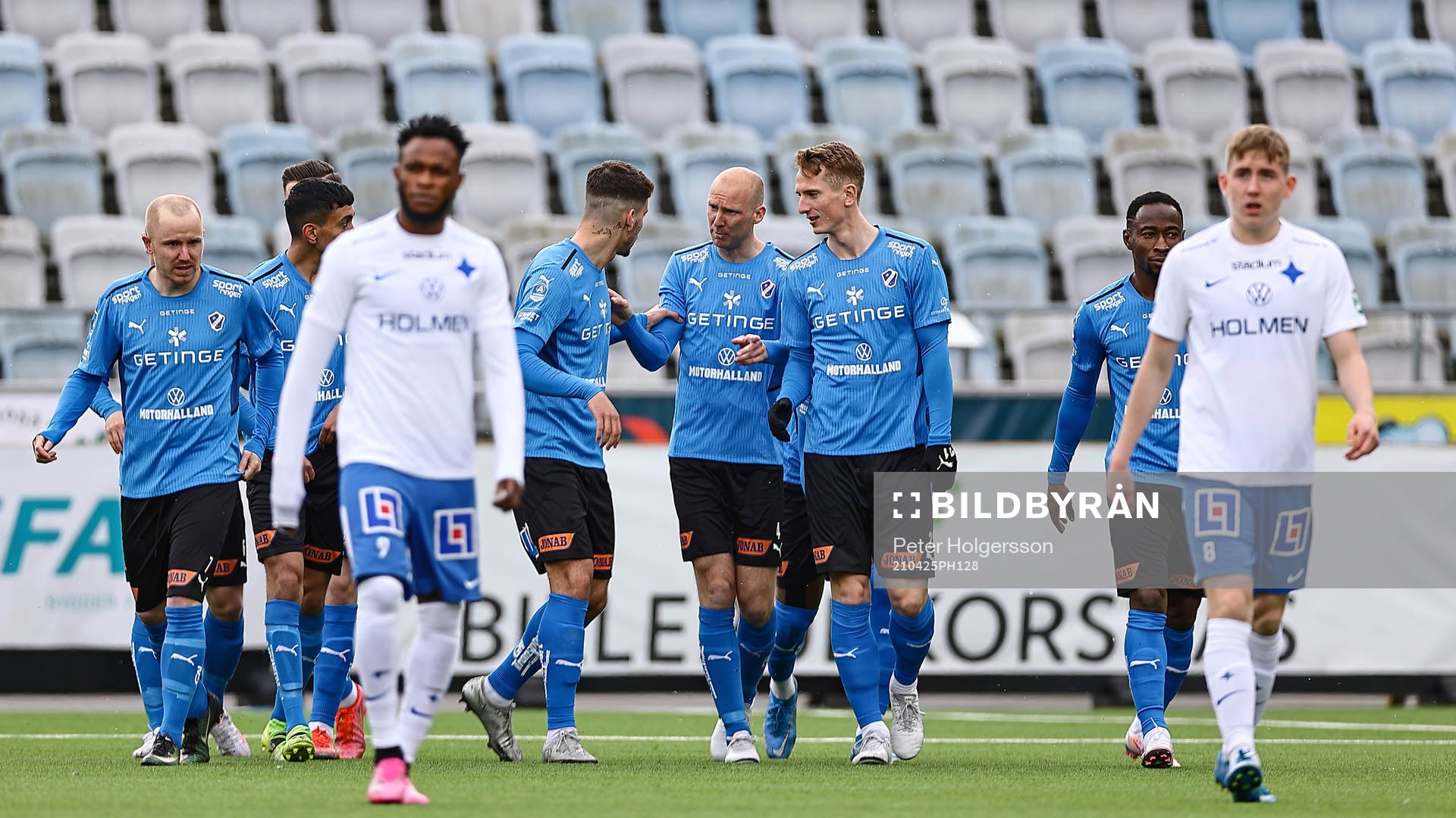 Halmstads lagkapten Andreas Johansson pratar med