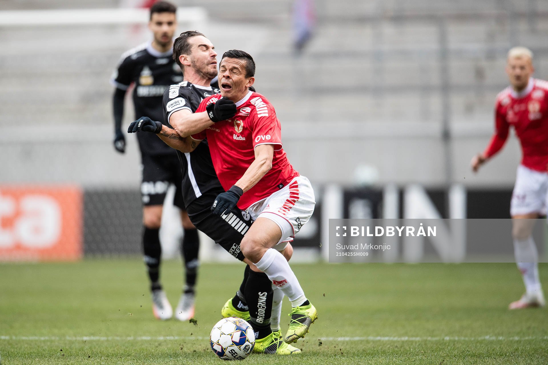 Kalmars Romario Pereira Sipiao och Örebros Nordin Gerzic