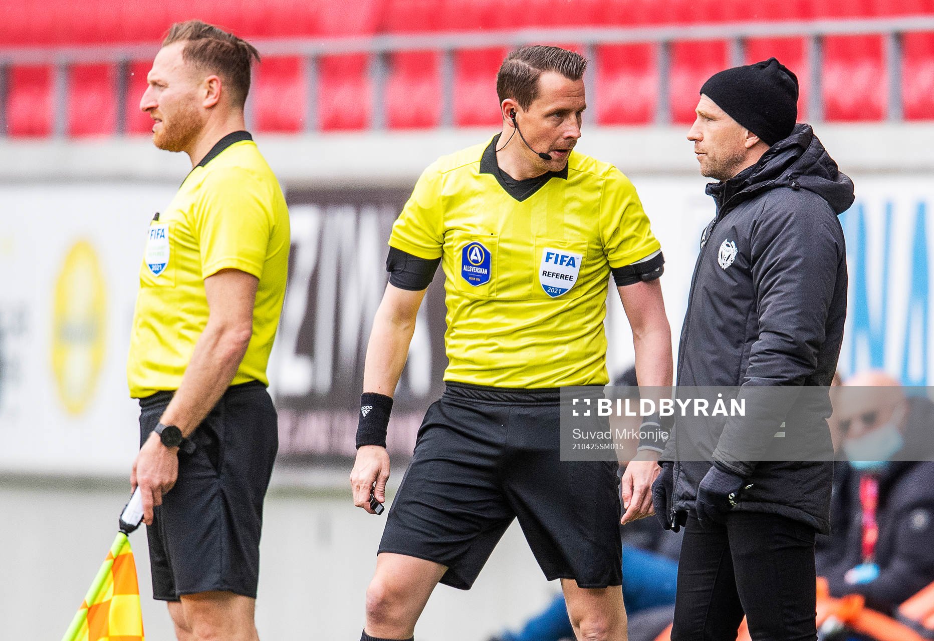 Domare Andreas Ekberg och Kalmars tränare Henrik Rydström
