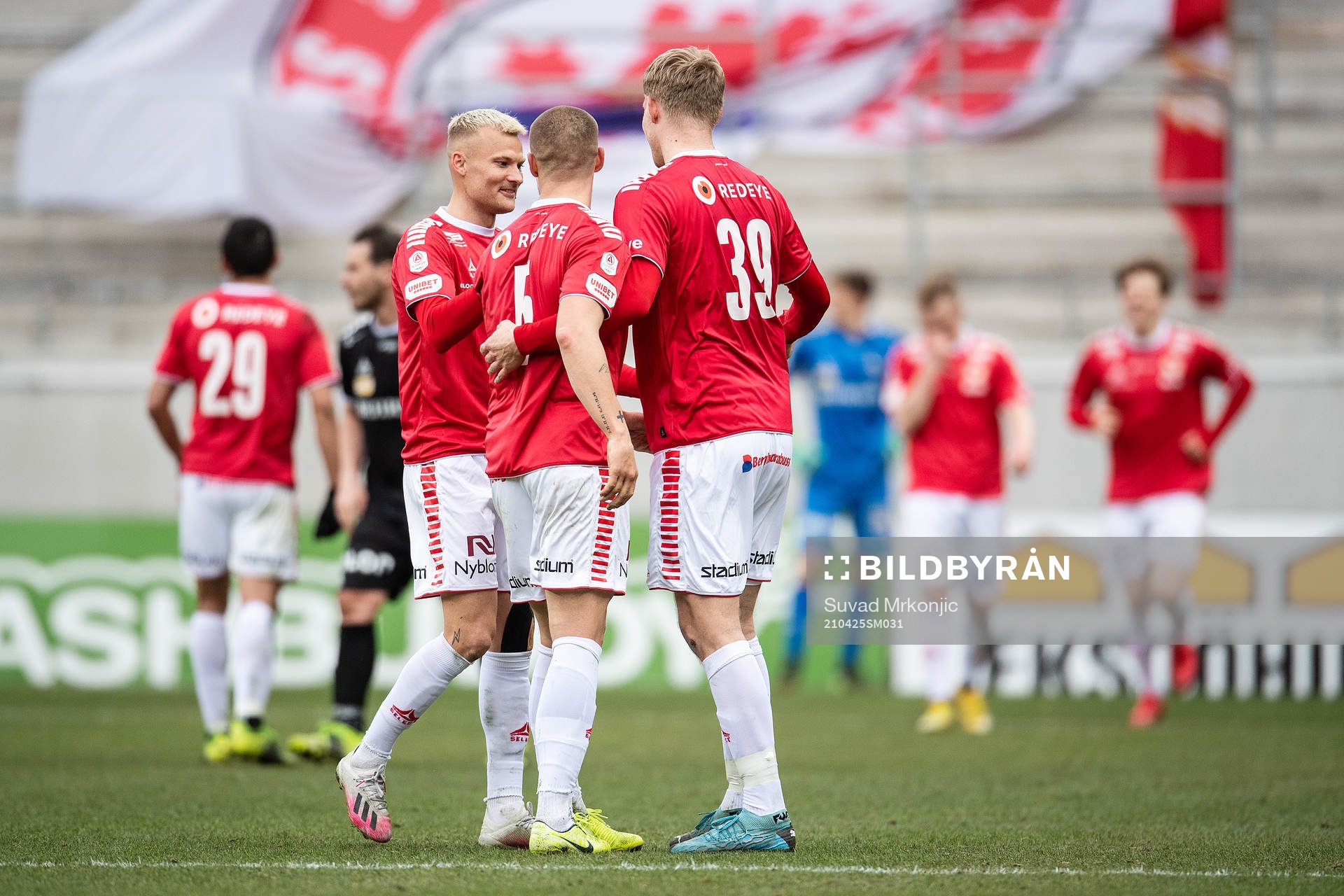 Kalmars Douglas Bergqvist, Rasmus Sjöstedt och Lars Saetra jublar efter fotbollsmatchen i Allsvenskan mellan Kalmar och Örebro den 25 april 2021 i Kalmar.