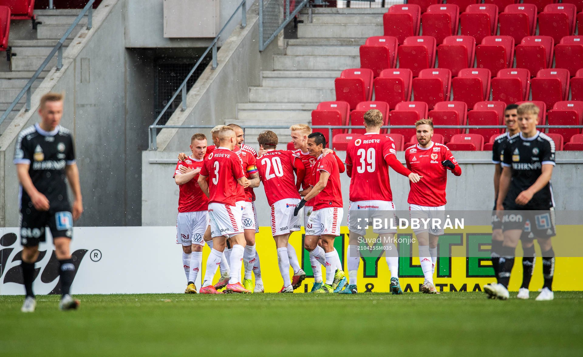 Kalmars Isak Jansson jublar med lagkamrater