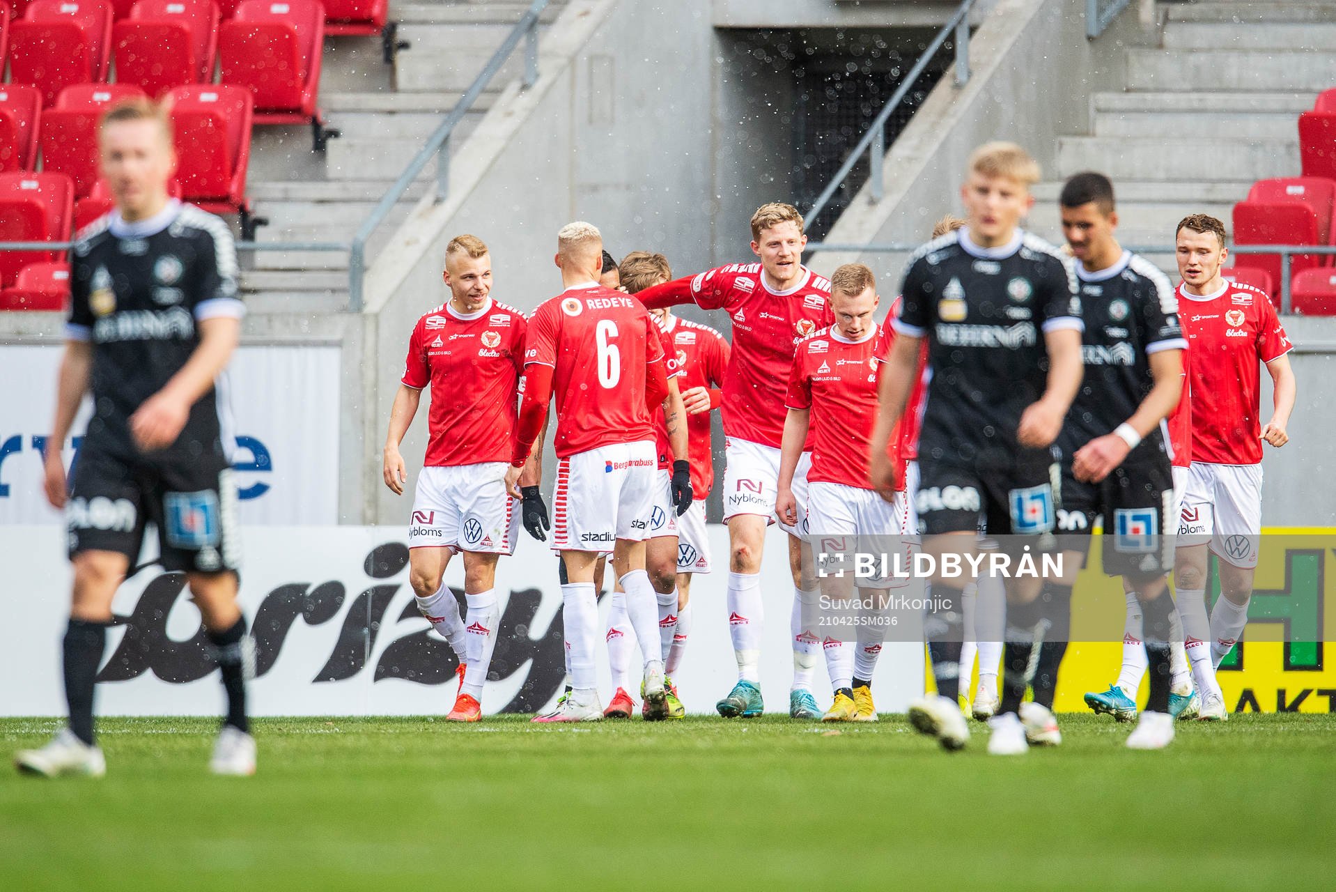 Kalmars Isak Jansson jublar med lagkamrater