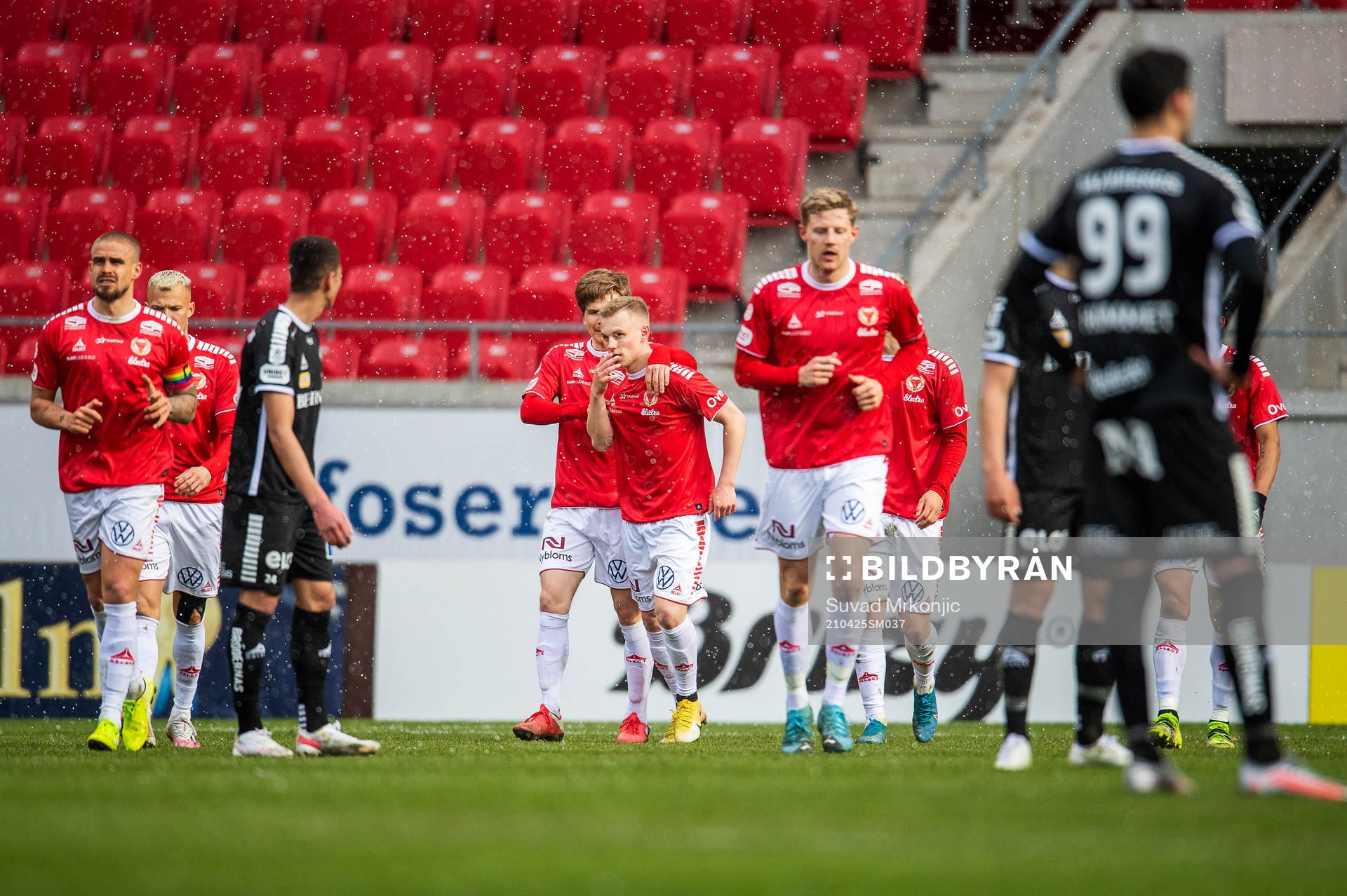 Kalmars Isak Jansson jublar med lagkamrater